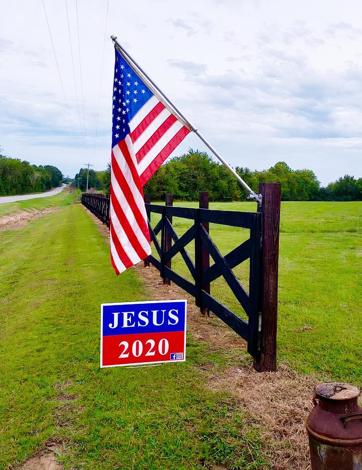 På gräsmattor runt om i USA finns presidentsvalsskyltar – nu börjar även Jesus2020 dyka upp.