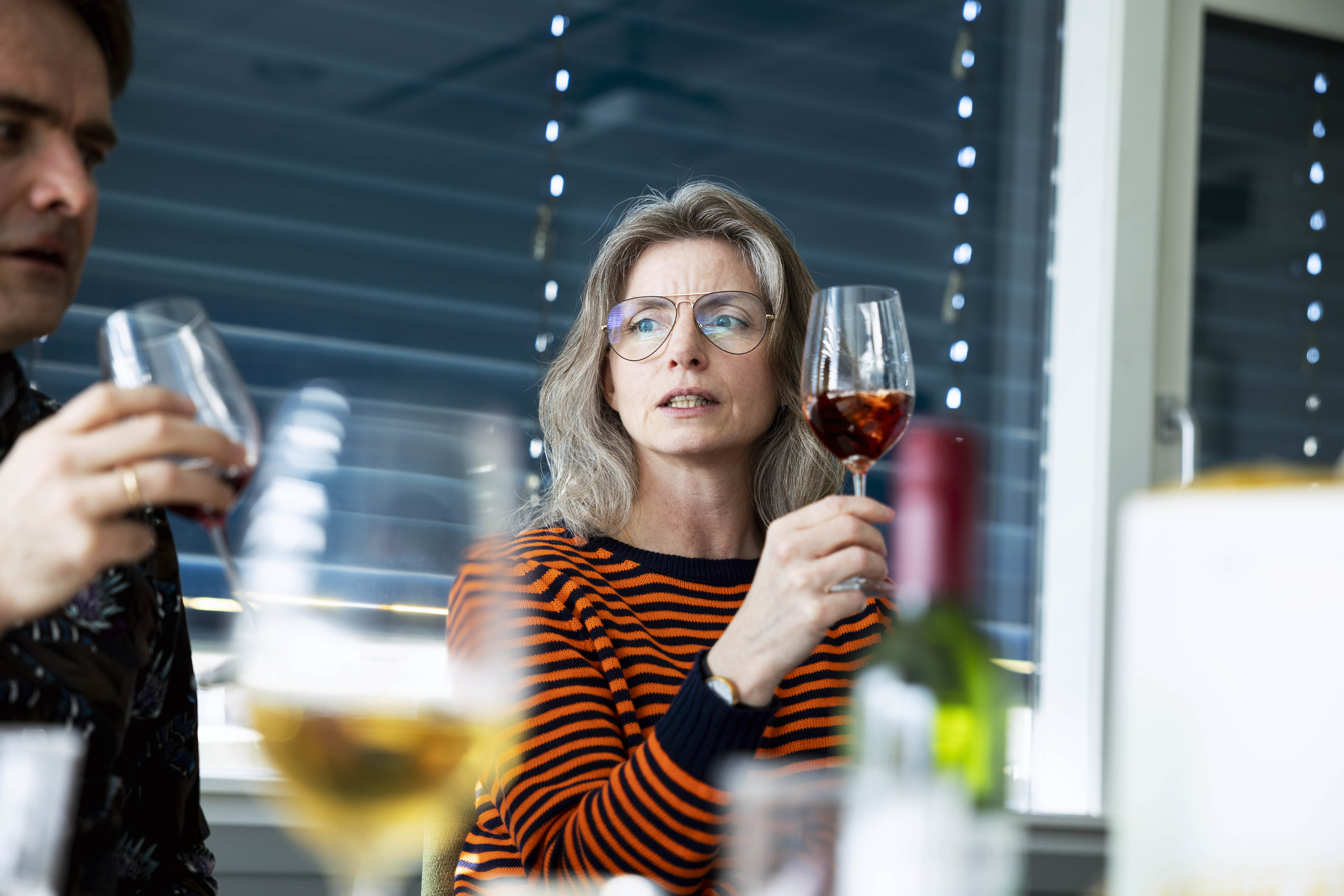 Mats Tande, Merete Thomassen, Maj-Britt Aagaard og Freddy ? smakstester altervin brukt i ulike norske kirker. Fotografert i Vårt Lands lokaler. Fotografert 31.03.22.