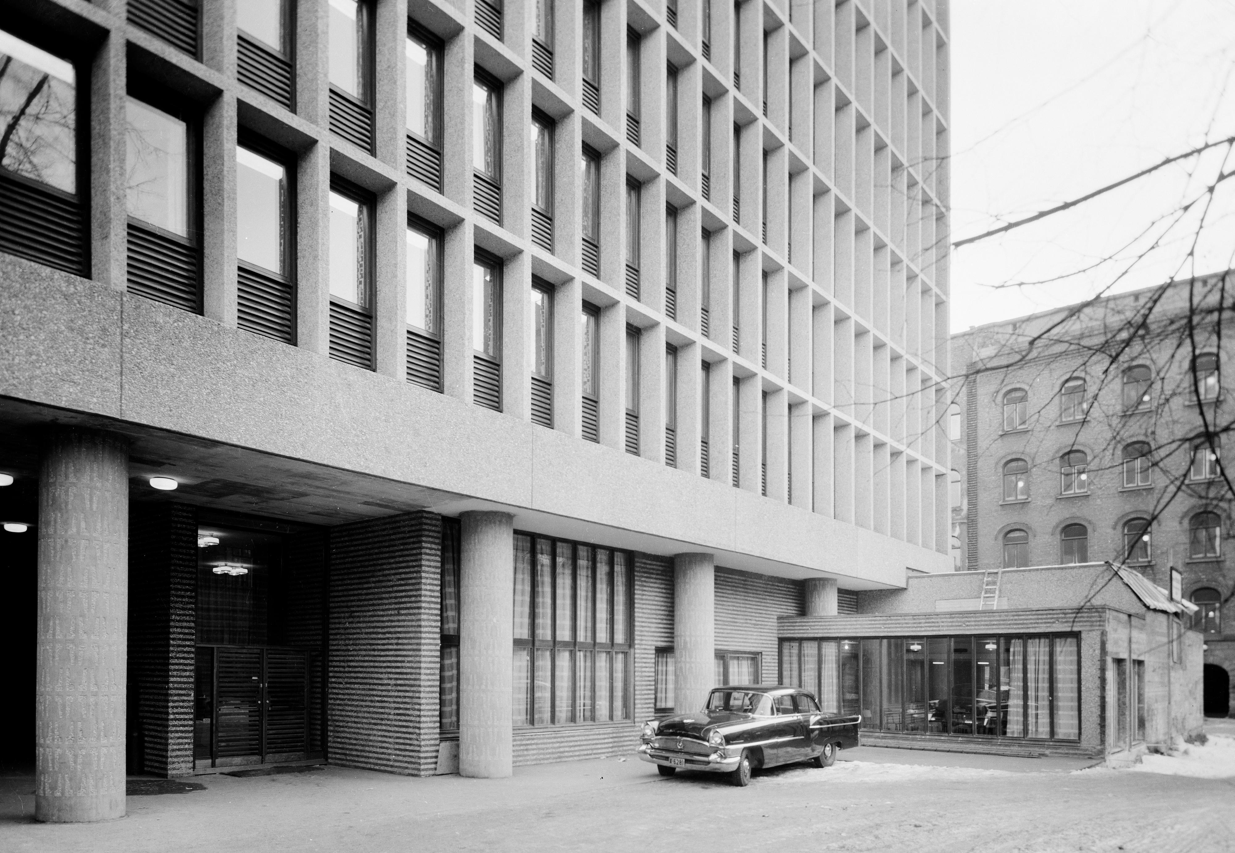 Fasadebilde av inngangspartiet til Høyblokka i Regjeringskvartalet, med kantineannekset og den gamle regjeringsbygning bakgrunnen. Den gamle regjeringsbygning huset i 1958/1959 Finansdepartementet og andre departementer. *** Local Caption *** Viksjø, Erling, arkitekt (1910-1971)