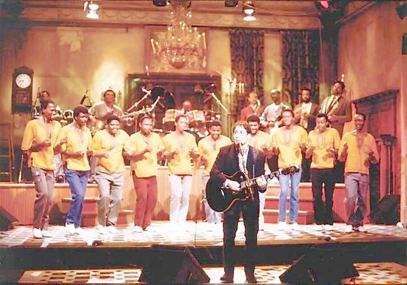 Paul Simon med Ladysmith Black Mambazo og  musikere fra "Graceland" på amerikansk TV i 1986.