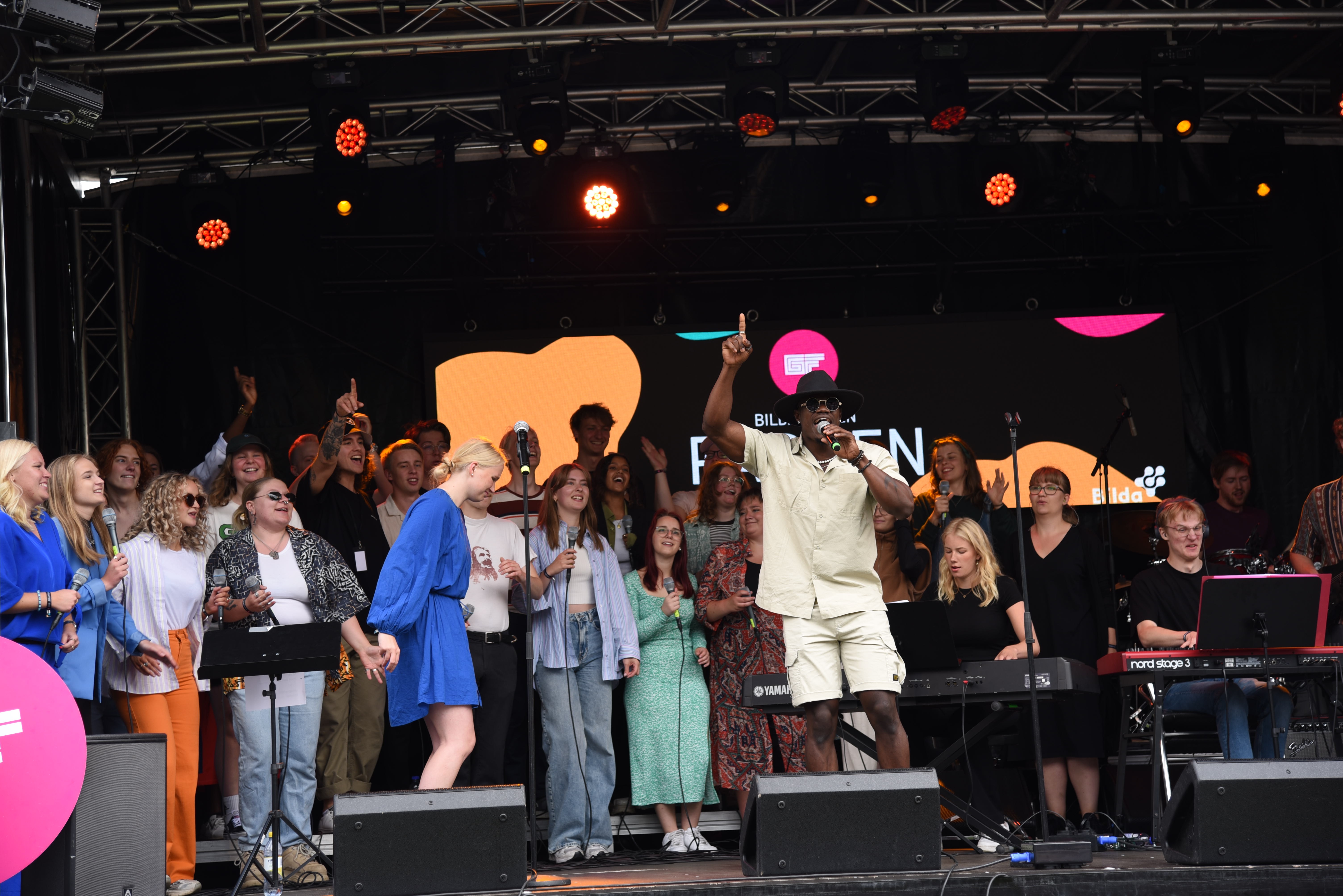 Gullbrannafestivalen 2022. Glimåkra Mass Choir från gospellinjen på Glimåkra folkhögskola spelade på utomhusscenen.