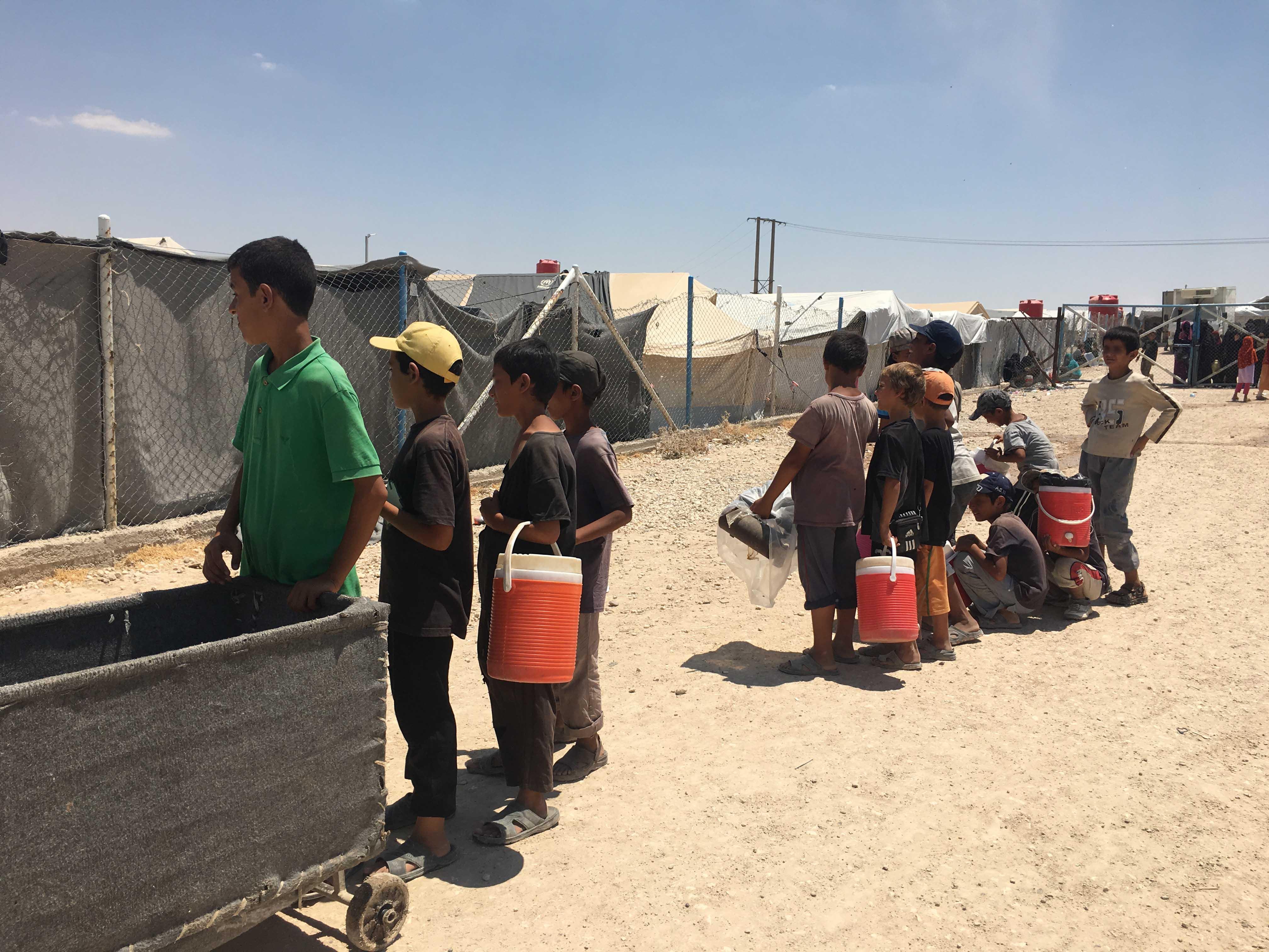 al-Hol, Syria 20190622.
Barn i al-Hol i kø for tillatelse til å hente rasjoner fra hovedområdet i leiren.
Foto: Human Rights Watch / NTB scanpix