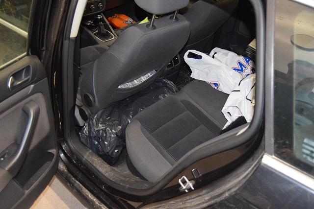 Sigarettene som ikke fikk plass i bagasjerommet, hadde smugleren forsøkt å skjule bak førersetet.