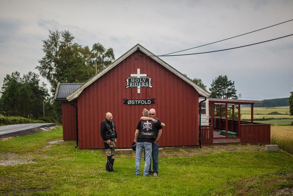 Myke menn: – Godt å se deg, sier Vidar Solberg mens han gir de andre medlemmene en lang klem. Sommer betyr at det fort kan gå lenger tid mellom møtene.