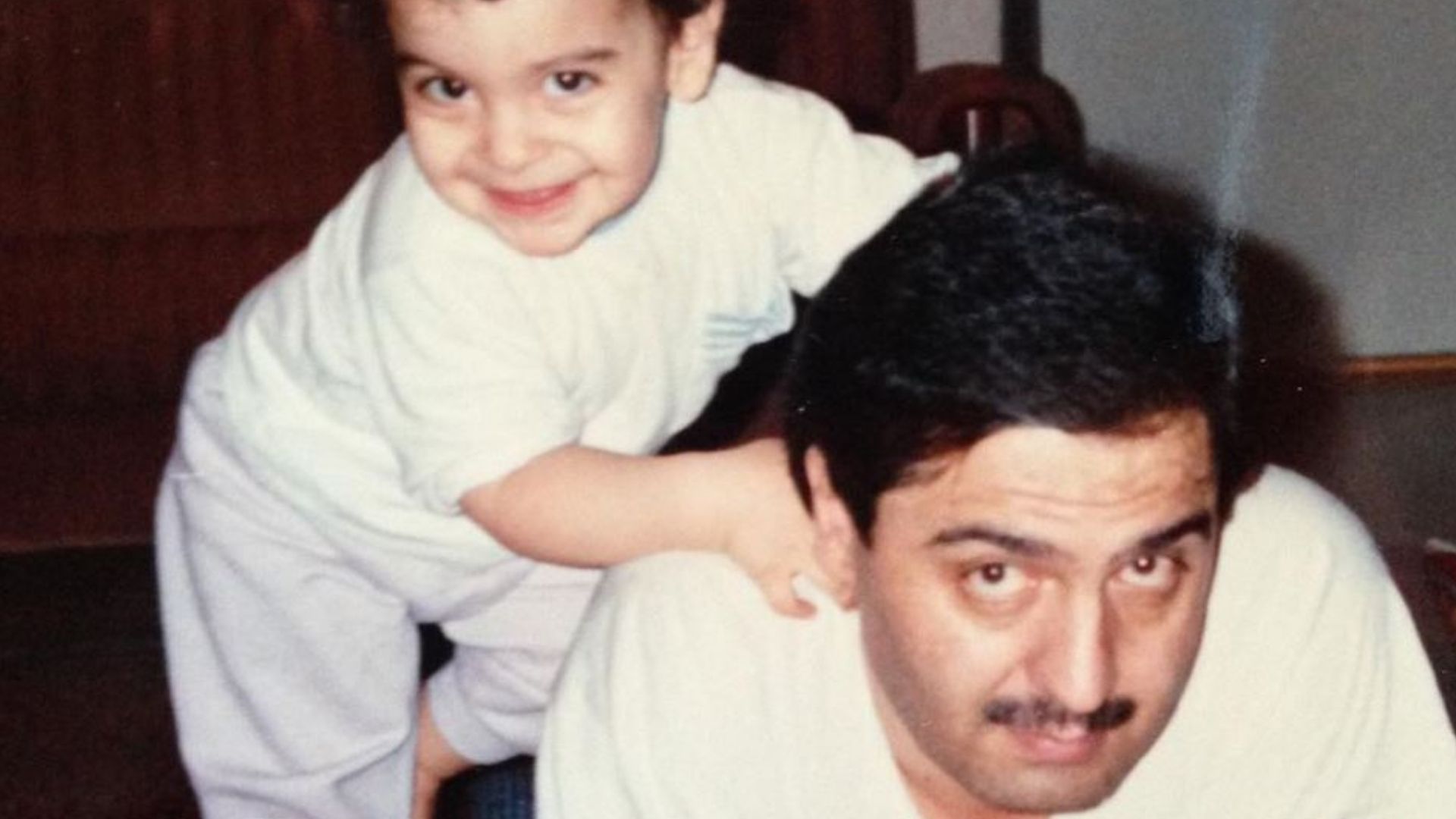 Kaveh Rashidi sammen med pappaen sin som liten.