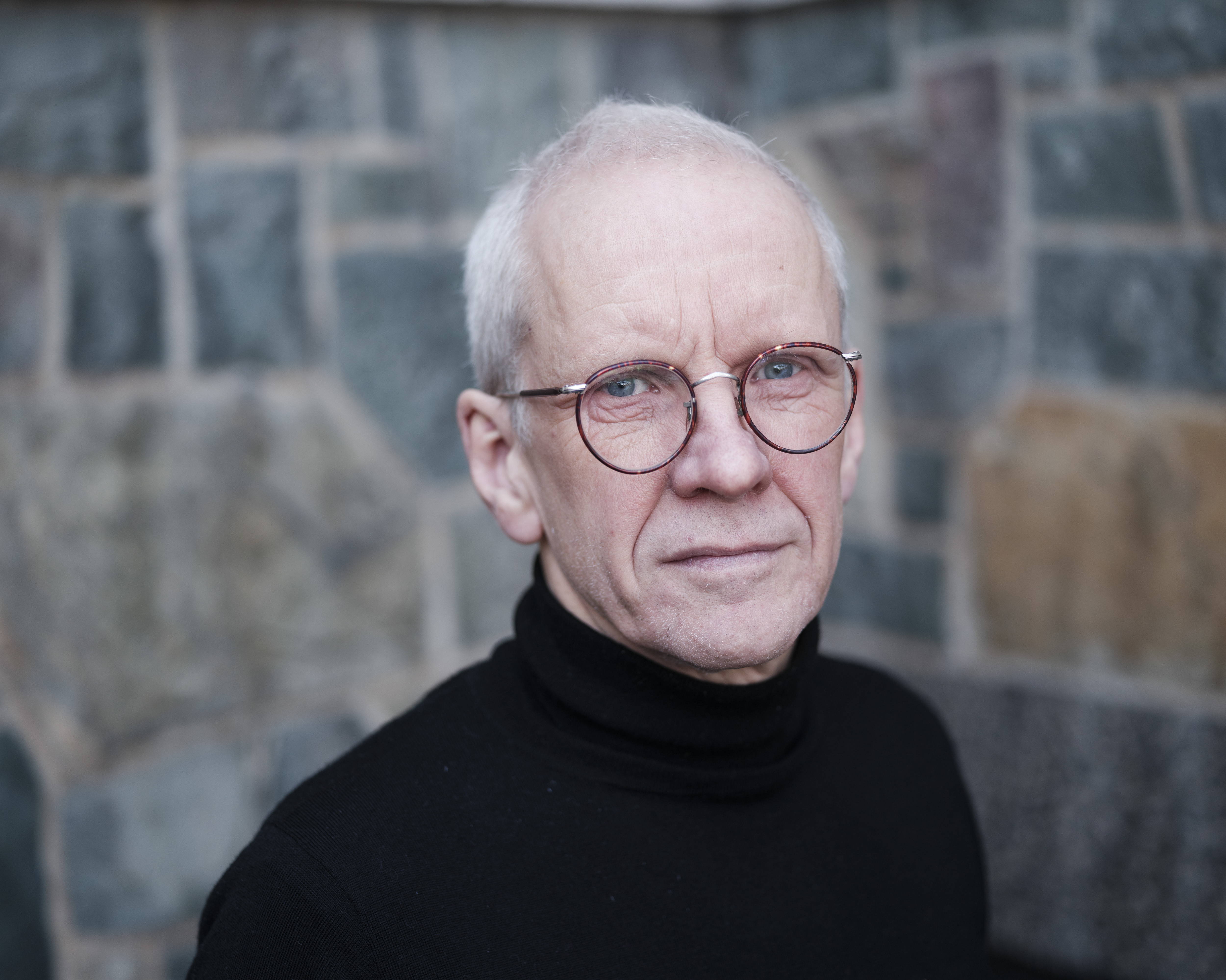 Ole Georg Moseng. Forfatter av boka Pesten kommer. Krist kirkegård bak Gamle Deichman hovedbibliotek i Oslo.