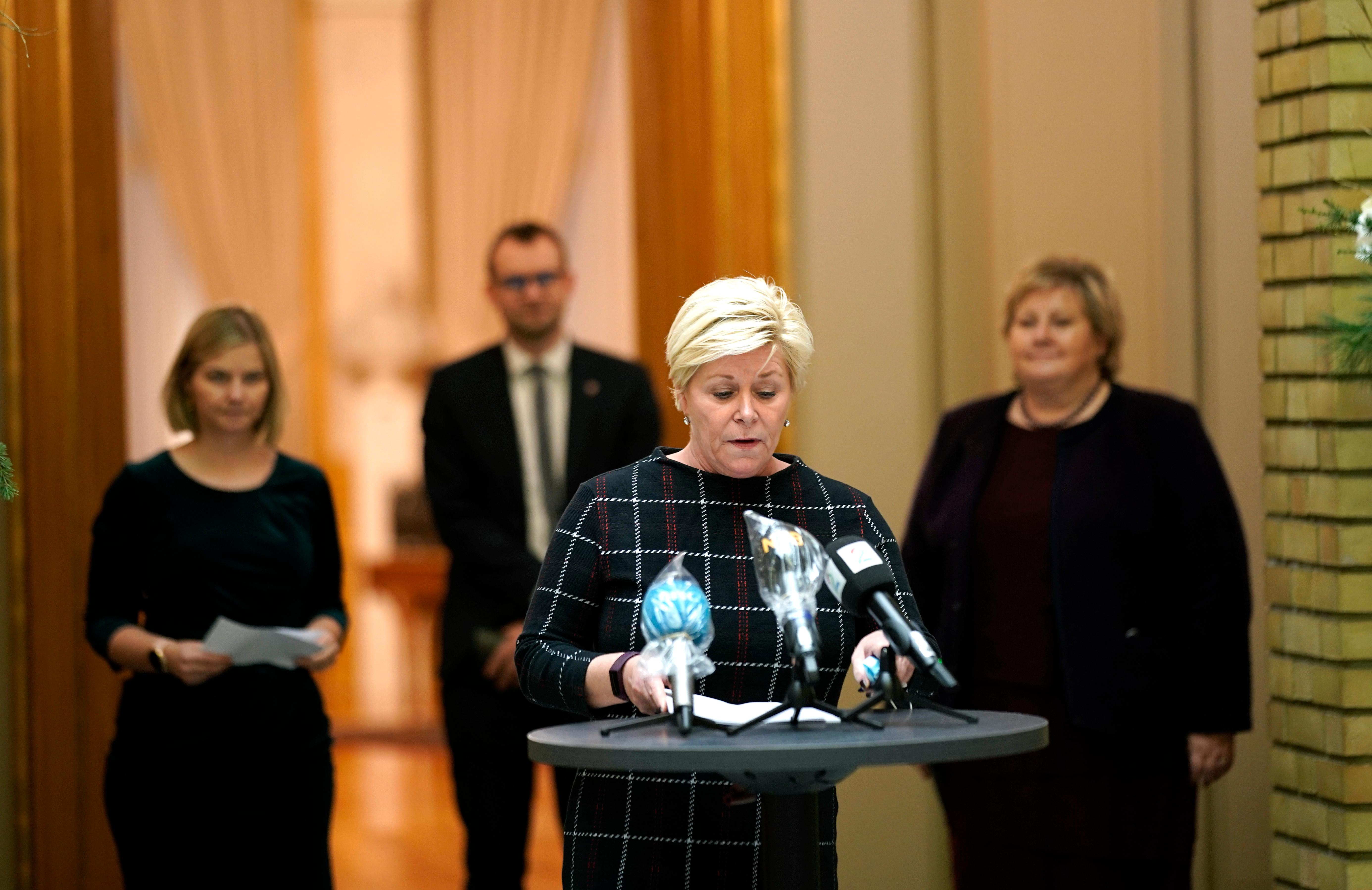 Oslo 20201201. 
Partileder Siv Jensen (FrP) på pressekonferansen etter at de fire borgerlige partiene ble ferdig med budsjettforhandlingene.  Bak står  kunnskapsminister og partileder Guri Melby (V), barne- og familieminister og partileder Kjell Ingolf Ropstad (KrF) og statsminister og partileder Erna Solberg (H).
Foto: Stian Lysberg Solum / NTB