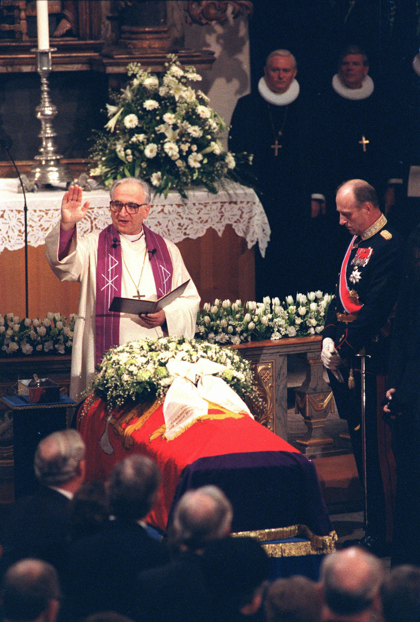 Biskop Andreas Aarflot talte om den kristne nåden i gravferda, og korleis kong Olav hadde vandra audmjukt med sin Gud. Kong Harald ved båra.