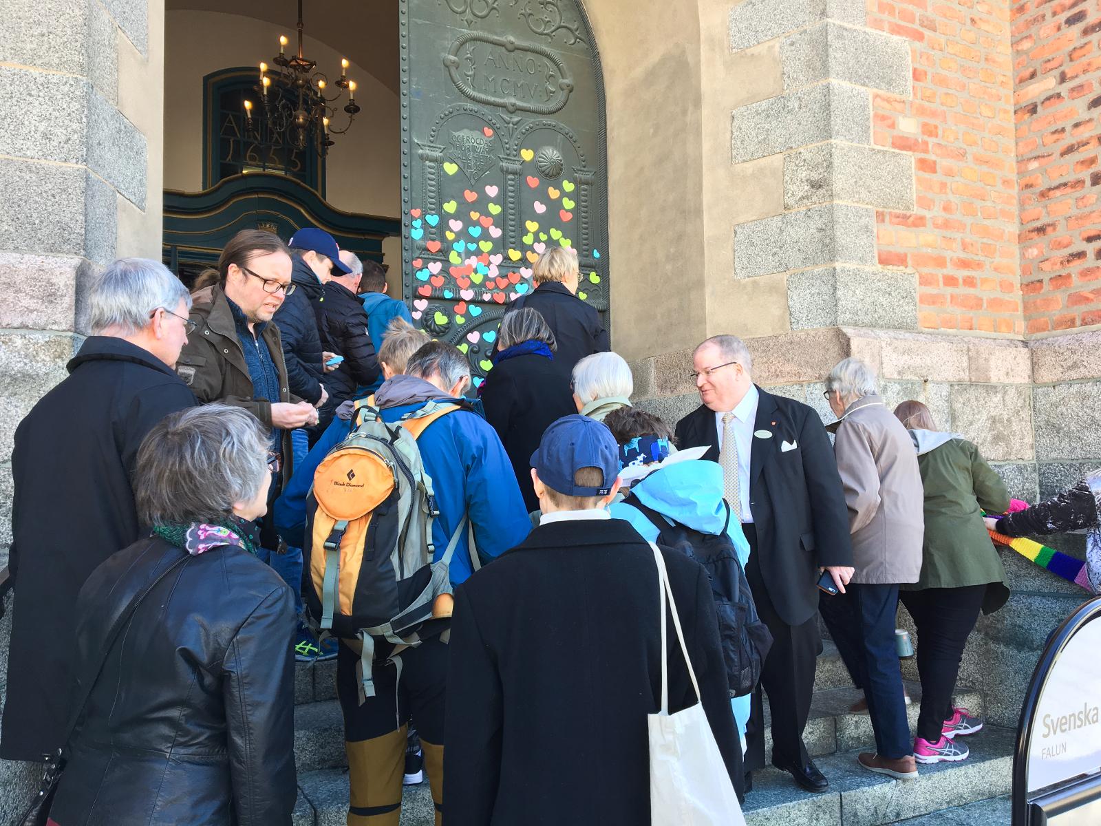 Bildspel: Här manifesterar Kristine kyrka kärlek under nazistdemonstration i Falun