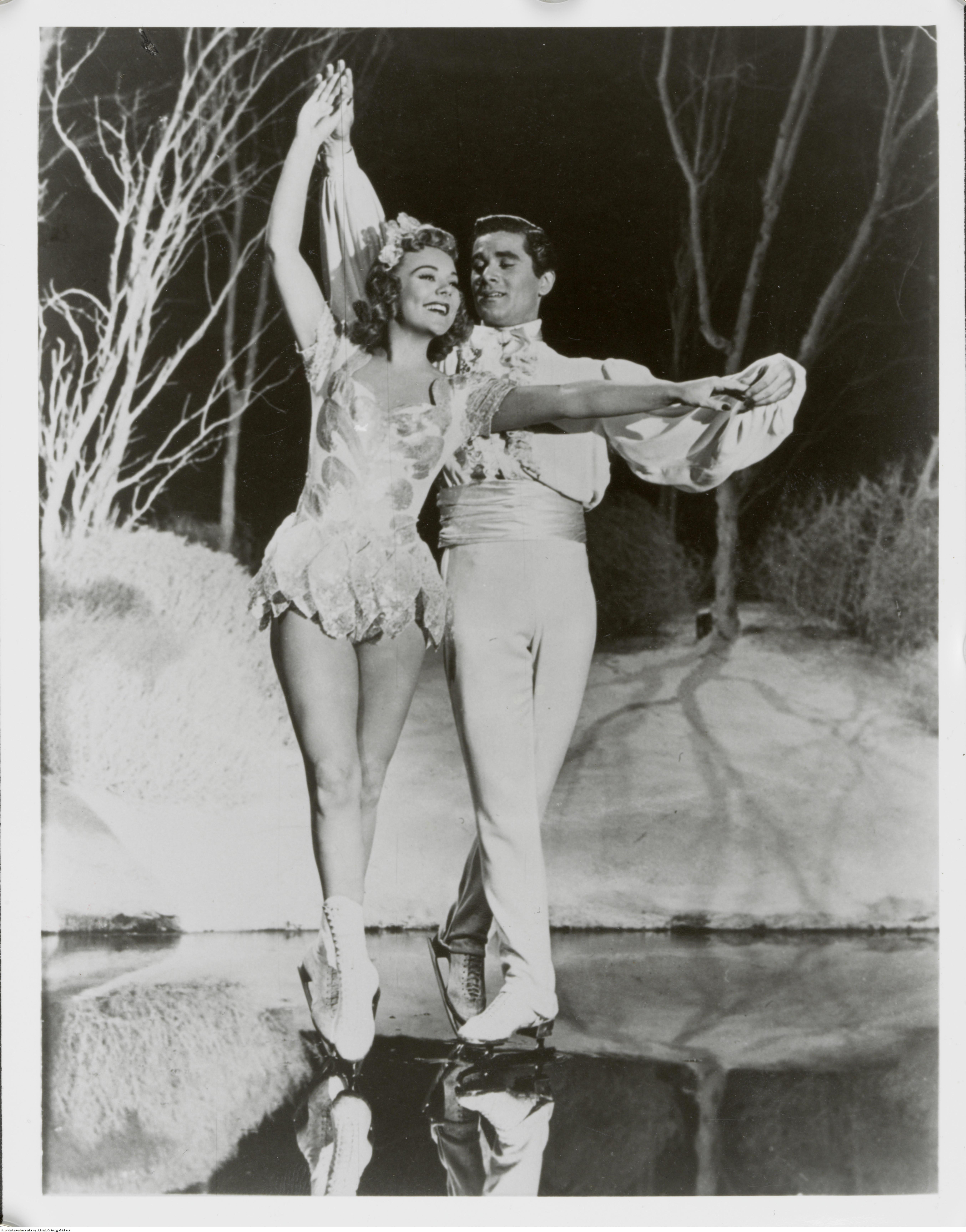 Sonja Henie (1912 – 1969). Sonja Henie og John Payne i filmen Sun Valley Serenade, Høyfjellets sang, fra 1941. Filmen vises fremdeles hver eneste dag på en liten kino i det faktiske feriestedet Sun Valley i Idaho. ( fra Arbeiderbladet) 