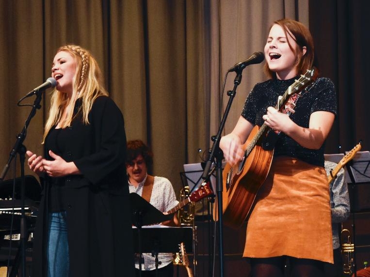 Agnes Grahn sjunger på stipendiekonserten i Jönköping. Till vänster syns körsångerskan Agnes Börsbo.