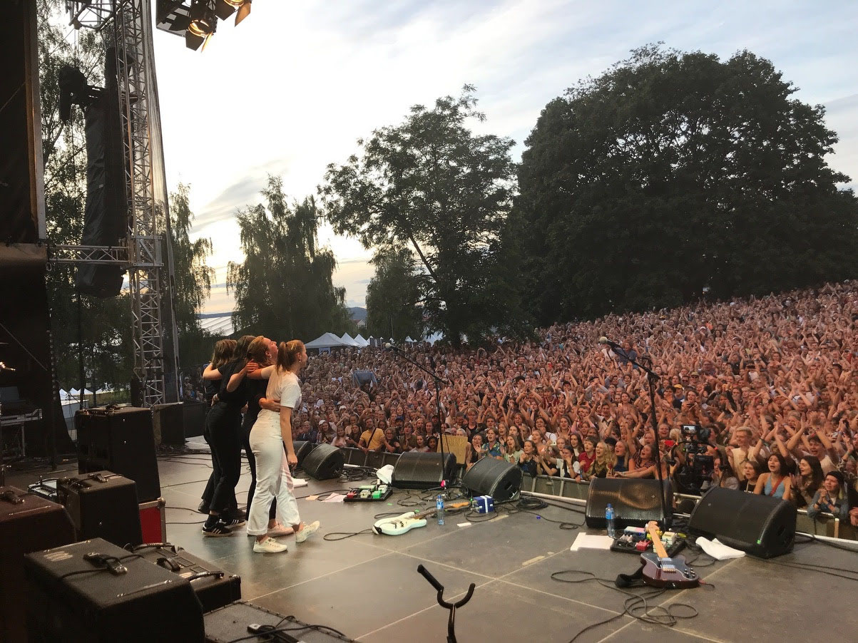 Razika på scenen på Øyafestivalen i 2019, da de tok farvel med publikum. Foto: Karoline Finnema 