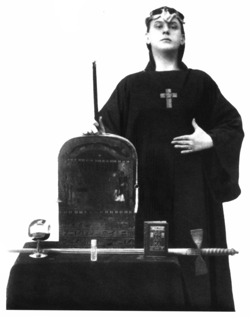 Aleister Crowley dyrket magien, og eksperimenterte gjerne med både sex og narkotika. Dette gjorde mange hippier og rockemusikere nysgjerrige.