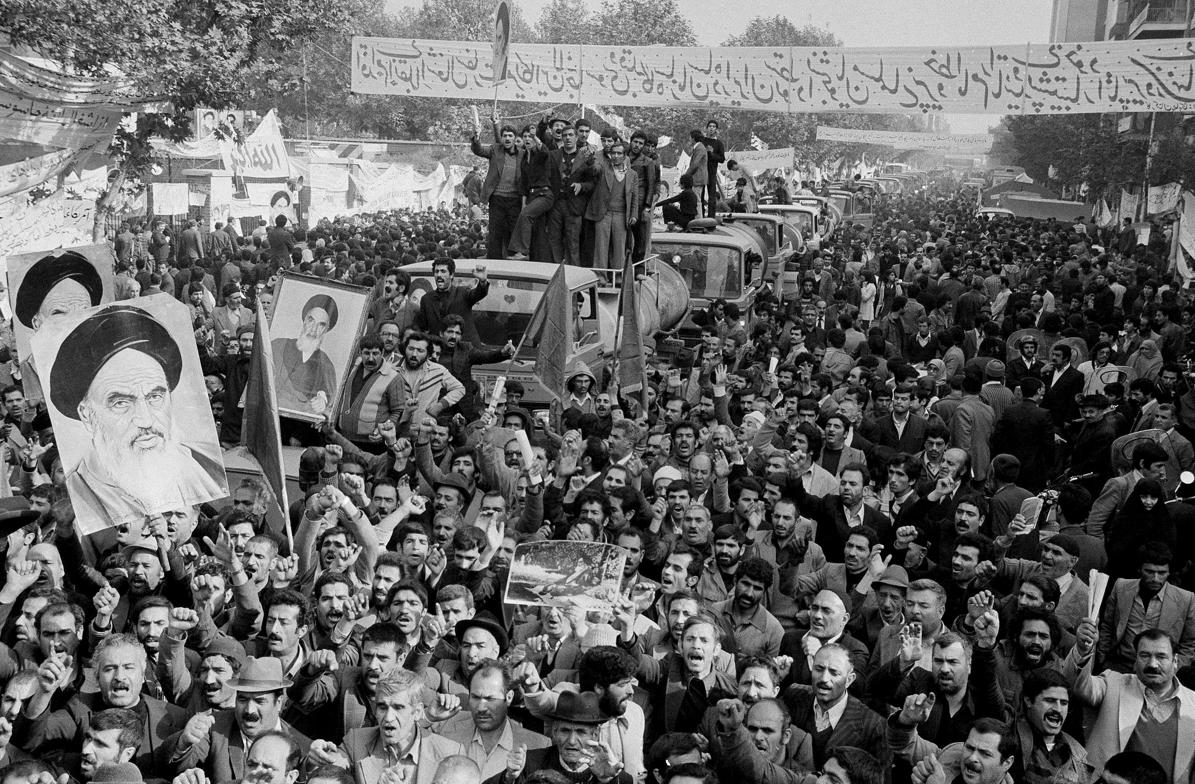 Bildet viser folk som protesterer mot USA i Iran i 1979.