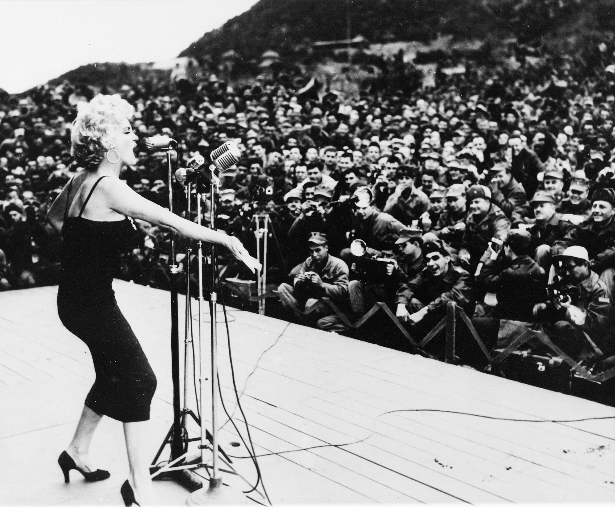 Marilyn Monroe underholder de amerikanske troppene i Korea