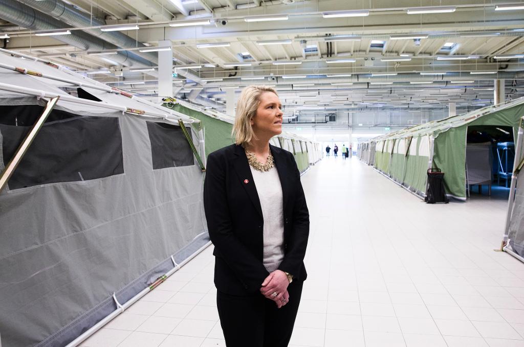Innvandrings- og integreringsminister Sylvi Listhaug (Frp) vil ha færre på familiegjenforening til Norge. Her er hun på ankomstsenteret for asylsøkere i Råde i Østfold.