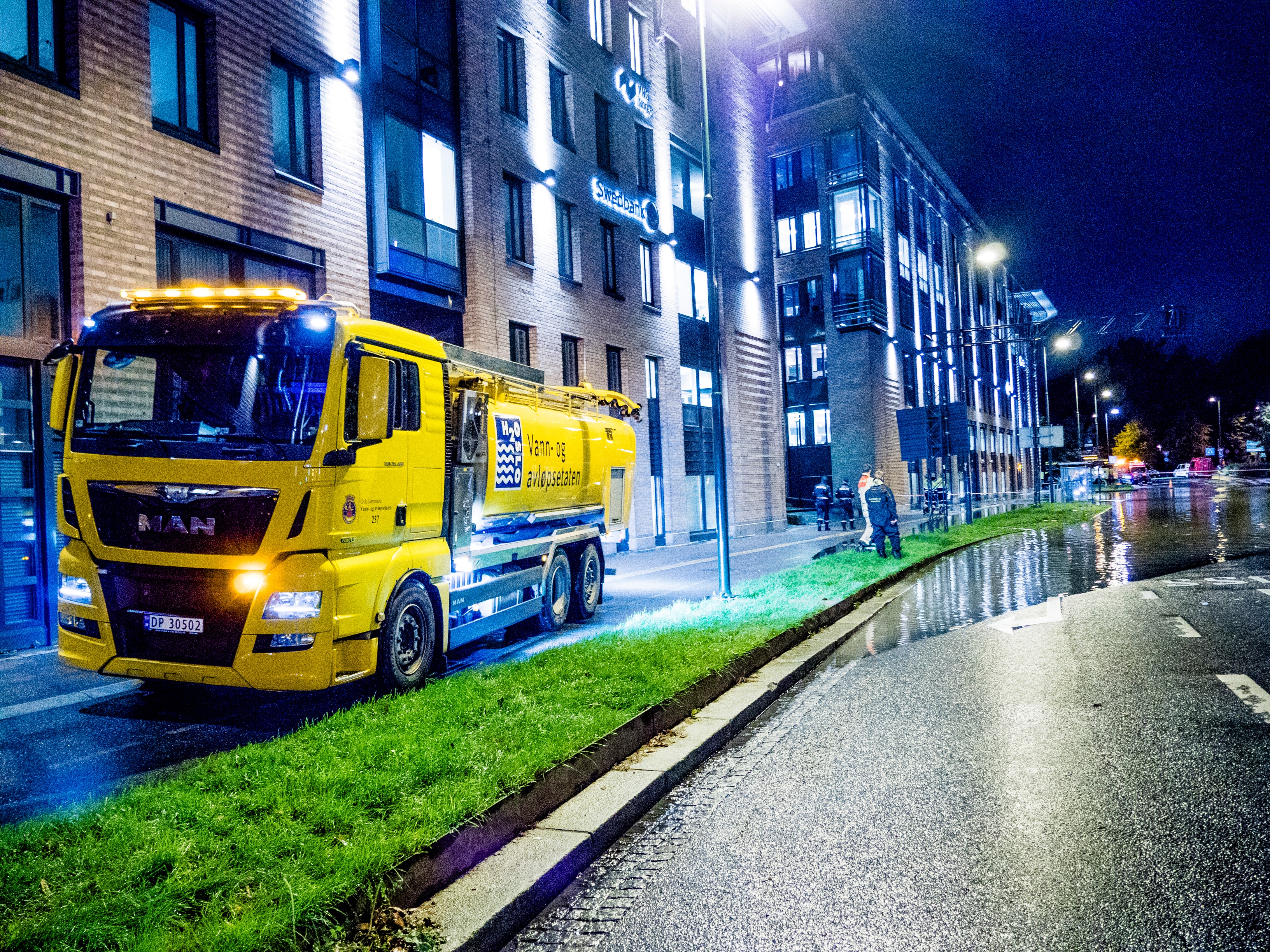 En tankbil fra vann- og avløpsetaten står i Munkedamsveien der den og flere andre gater i Vika i Oslo er sperret som følge av en større vann- og kloakklekkasje.