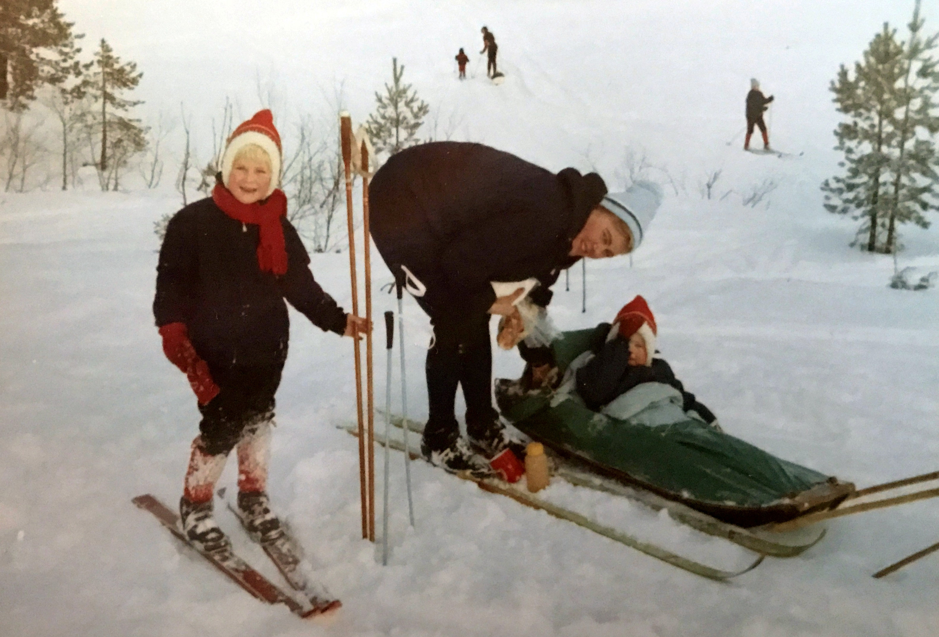 Familien på sedvanlig søndagstur, som de fleste andre. Det myldret av folk på skauen, unger i pulk (som undertegnede) og søsken, foreldre og besteforeldre.