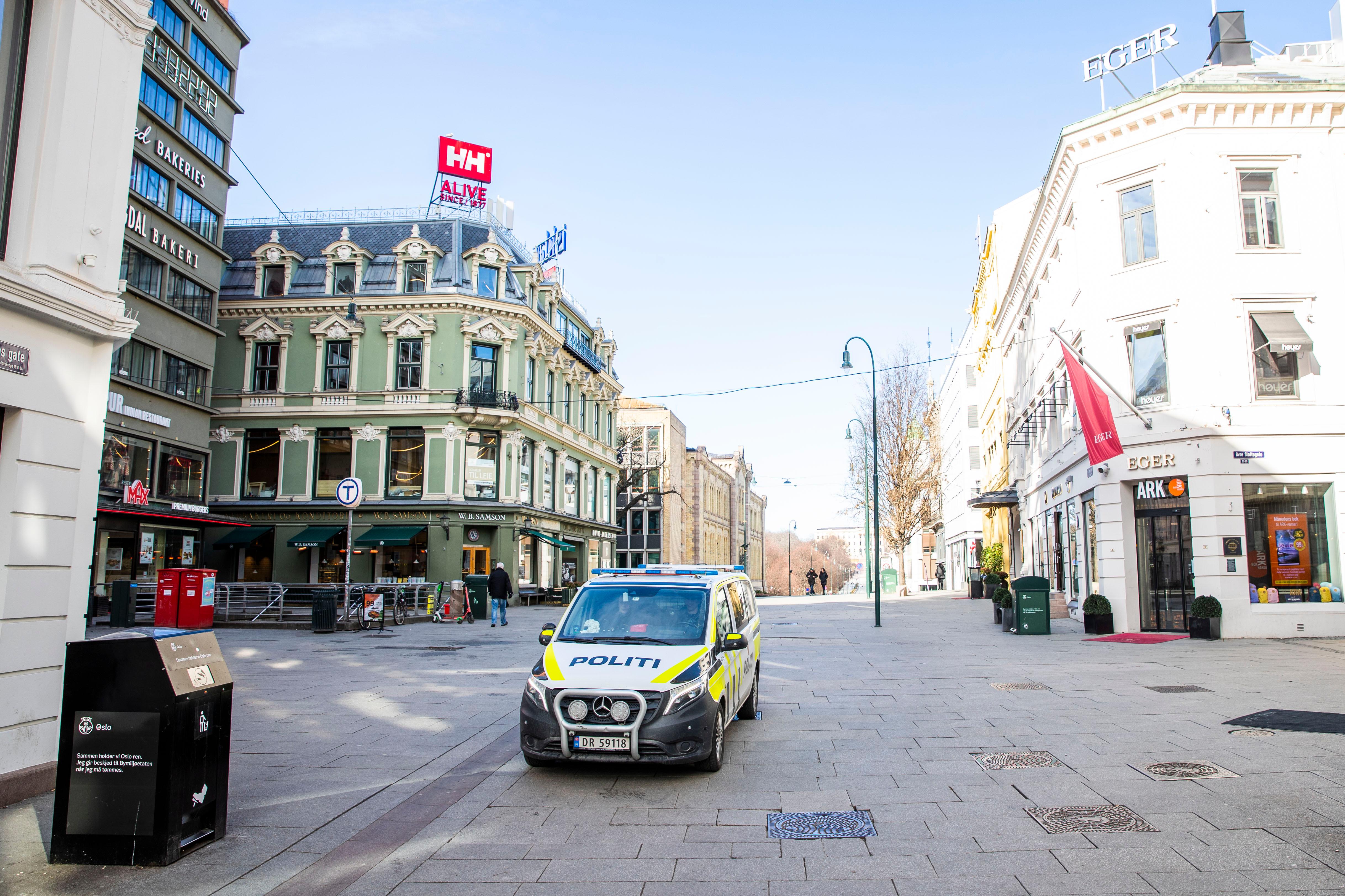 Oslo 20200313. 
En politibil kjører over et nesten folketomt Egertorget på Karl Johans gate i Oslo fredag, dagen etter Oslo kommune og regjeringen kom med strenge tiltak for å begrense koronasmitten.
Foto: Håkon Mosvold Larsen / NTB scanpix