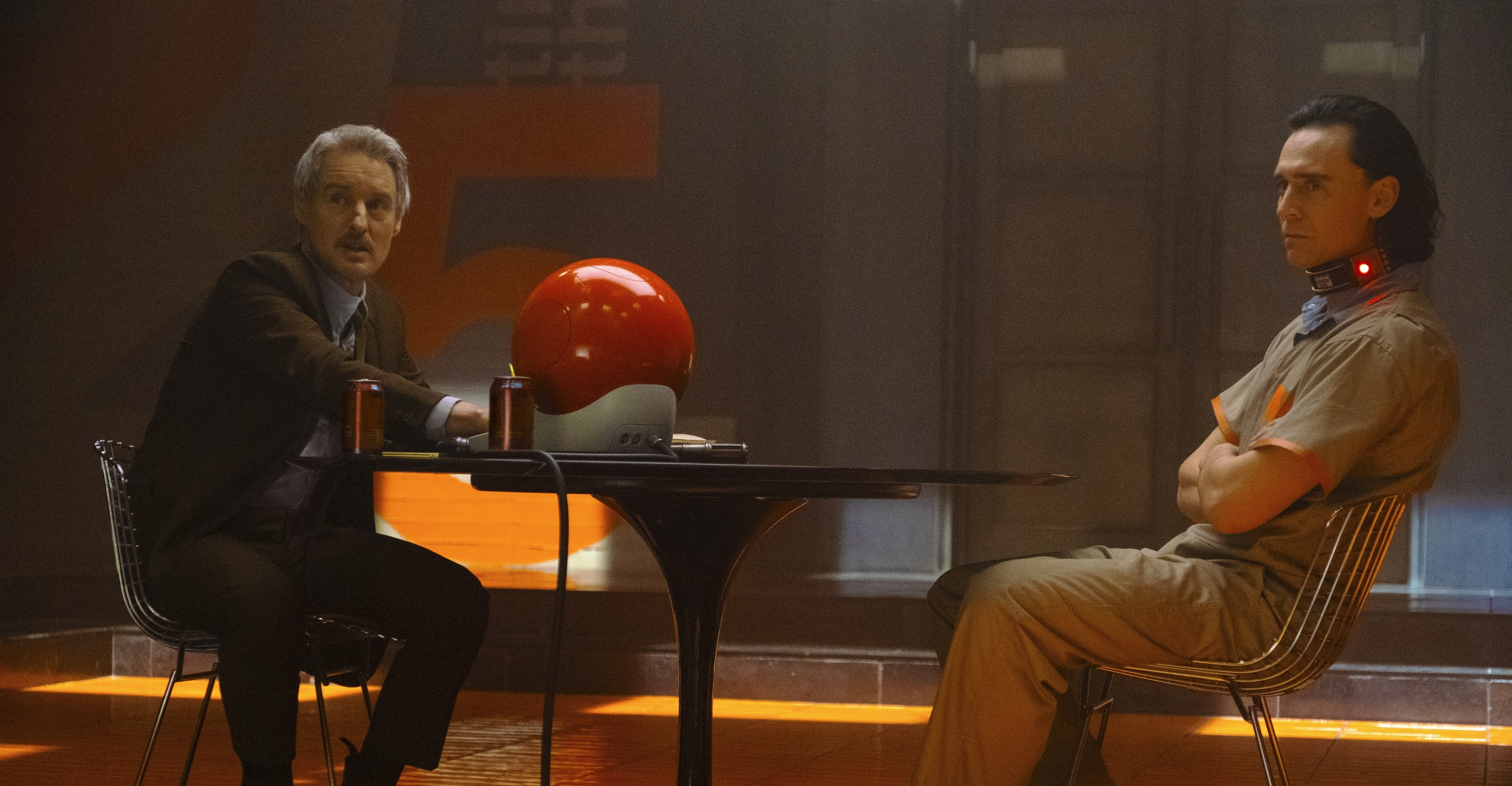 Owen Wilson har rollen som agent Mobius i tidsbyrået TVA, en ny utfordring for Loke.