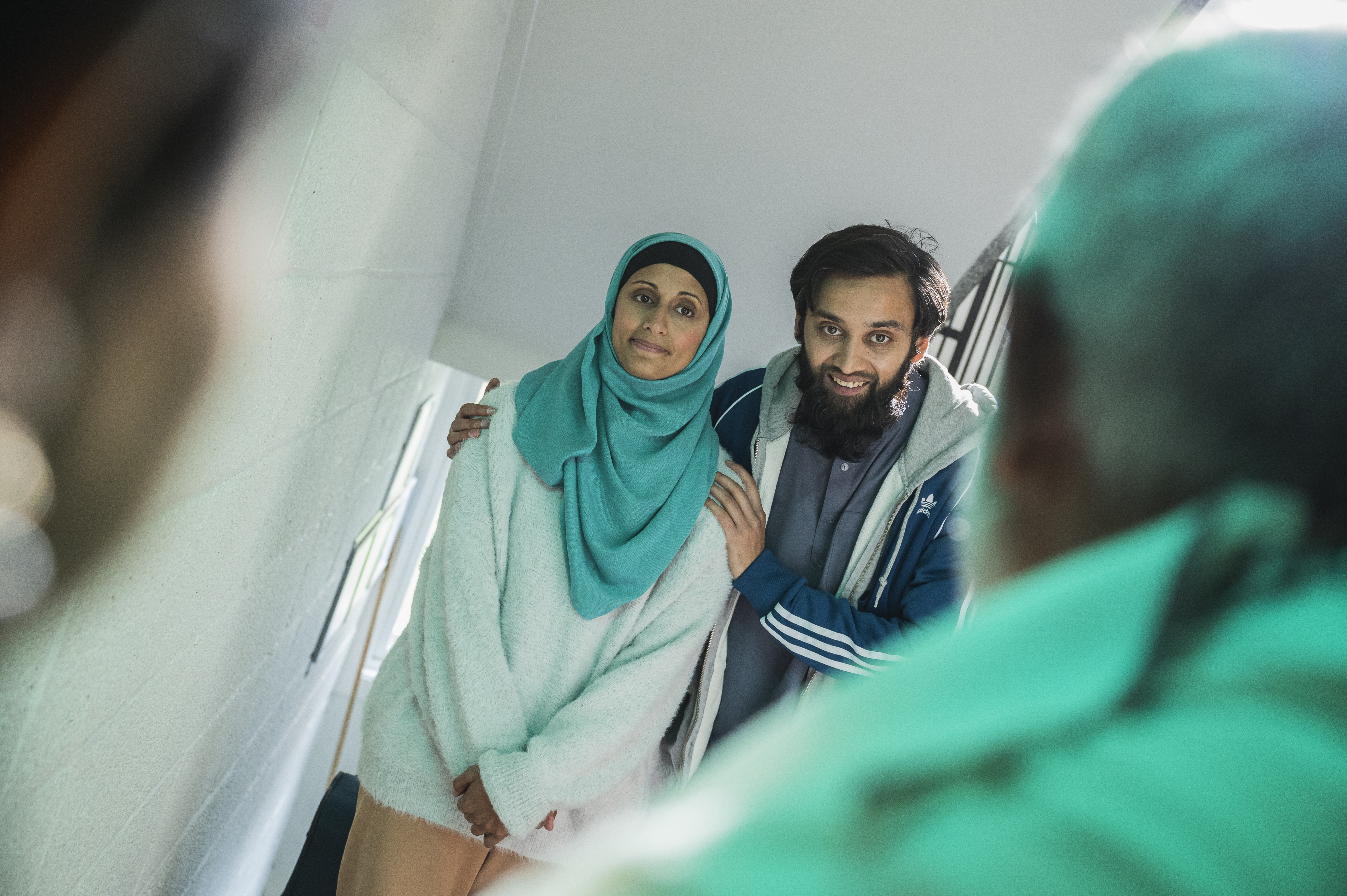 Adil (Ayaz Hussain) mener han har selvskreven rett til å styre lillesøsters Anisas (Hina Zaidi) liv,  hun er jo bare tidlig i 20-åra.