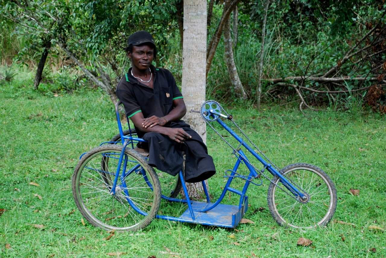 Nicolas Toto förlorade båda benen i en tågolycka. Med hjälp av en specialdesignad cykel kunde han ändå ta sig fram.