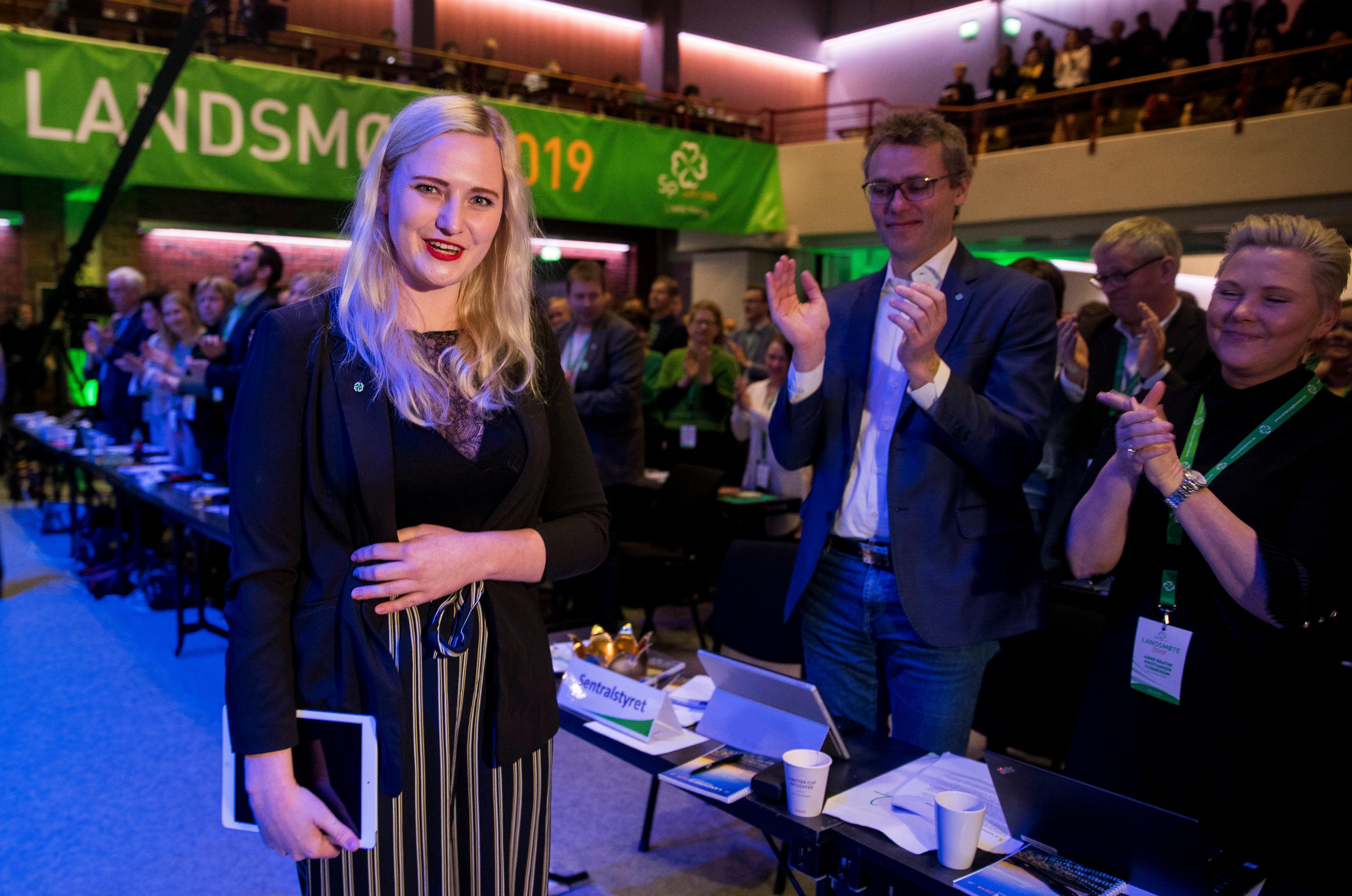 Hamar   20190322.
Senterpartiet (SP) og leder i Senterungdommen Ada Arnstad  på landsmøtet på Hamar. Ola Borten Moe og Anne Beathe Tvinnereim  applauderer.
Foto: Terje Pedersen / NTB scanpix