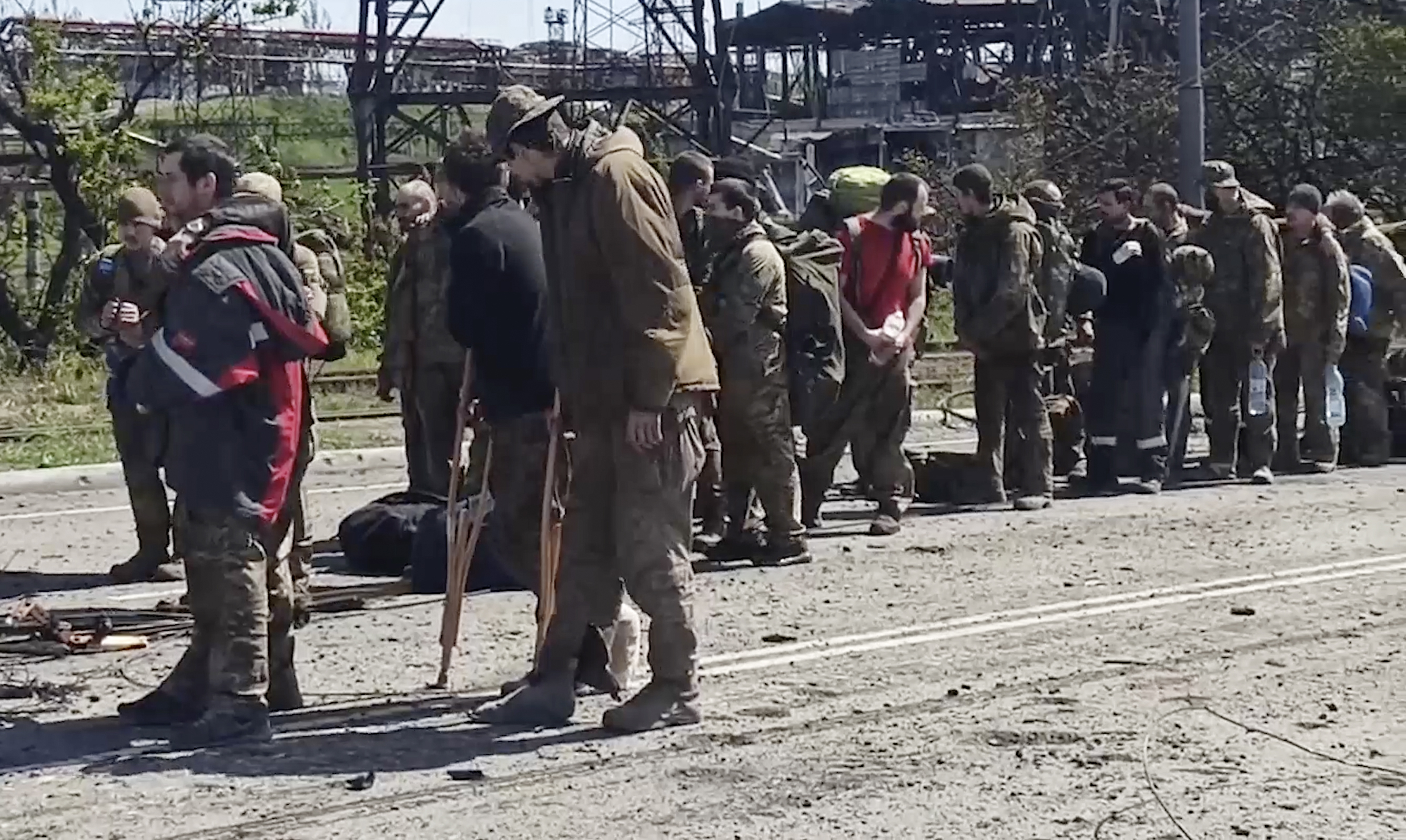 Ukrainske krigsfanger som har overgitt seg i Mariupol, fotografert av russiske militære.