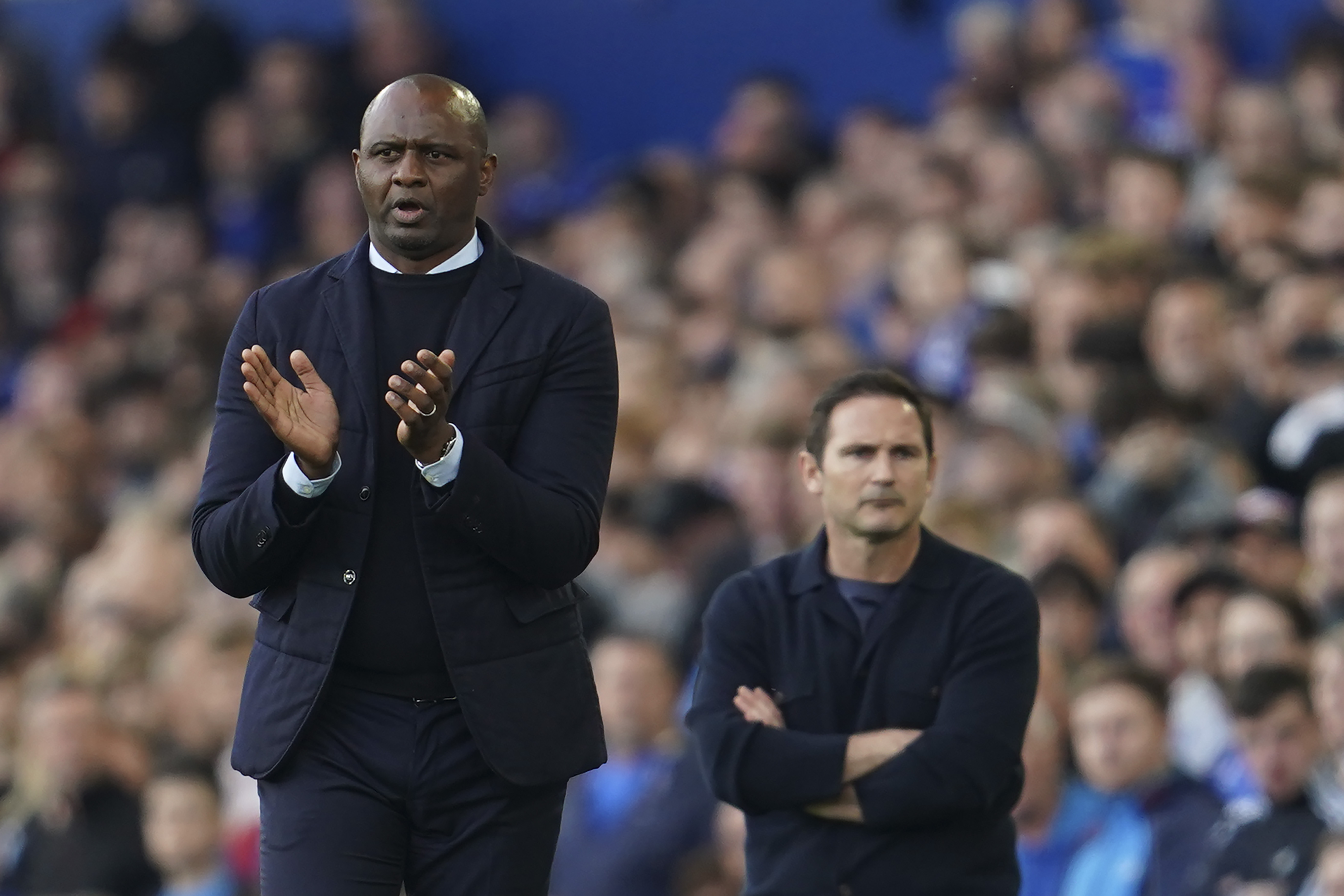 Crystal Palace-manager Patrick Vieira (foran) anklages for å ha sparket en Everton-supporter torsdag. Foto: Jon Super / AP / NTB