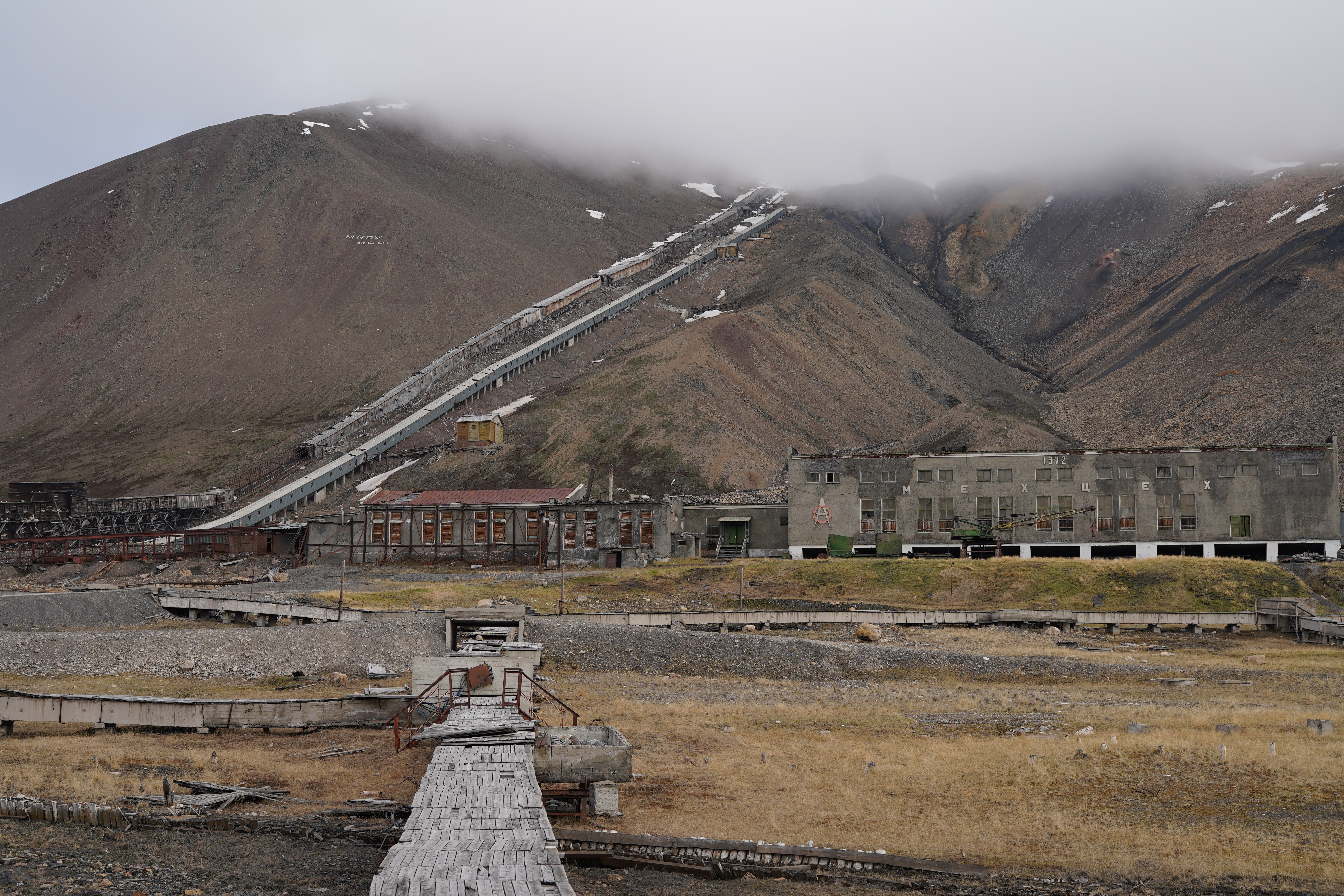 Pyramiden er et fraflyttet russisk gruvesamfunn på Svalbard. Det er et av de mest populære turistmålene på øygruppen.