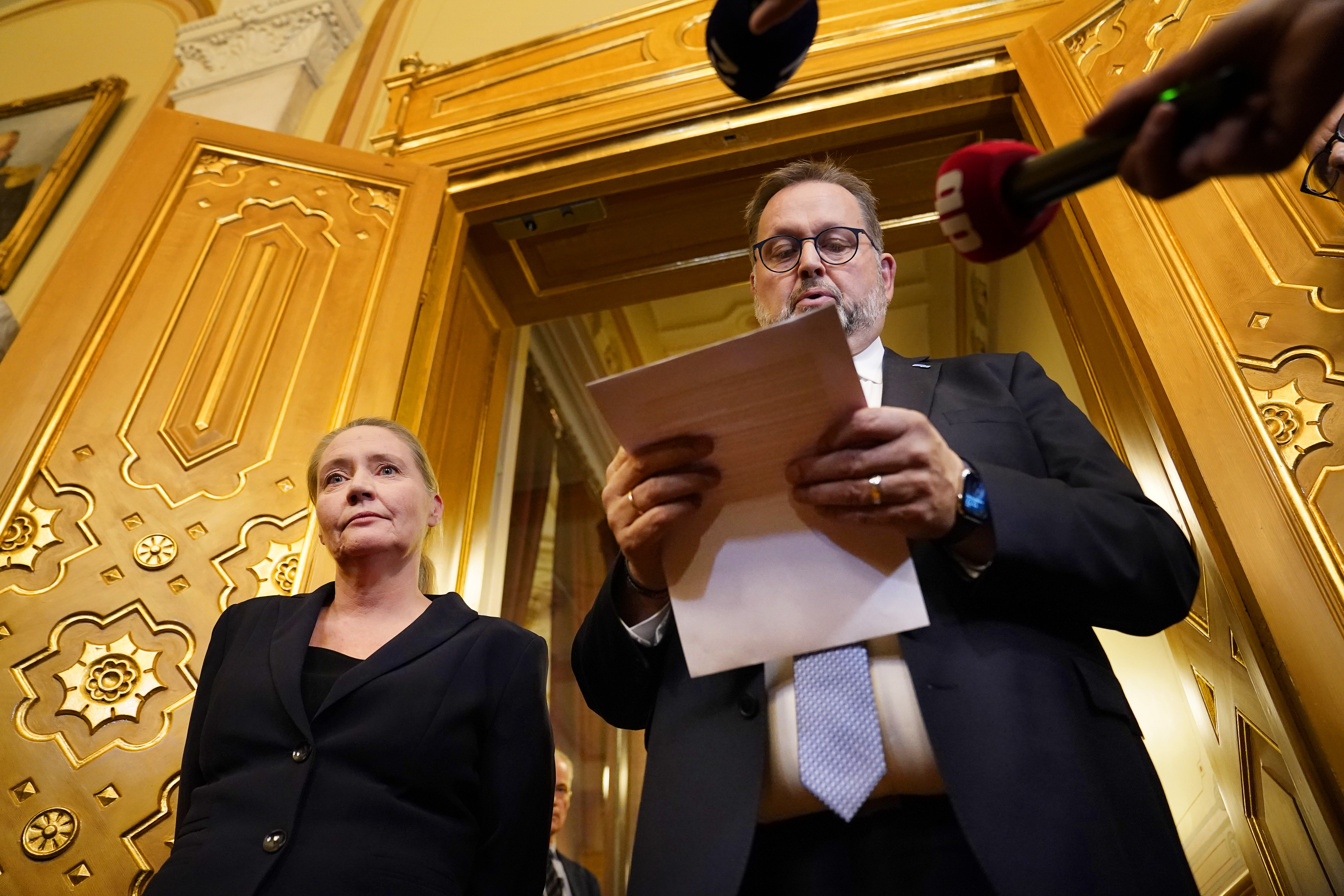 Oslo 20211118. 
Stortingspresident Eva Kristin Hansen (t.v.) og første visepresident Svein Harberg (H) snakker med pressen etter et møte de parlamentariske ledere i Stortinget om pendlersaken.
Foto: Torstein Bøe / NTB