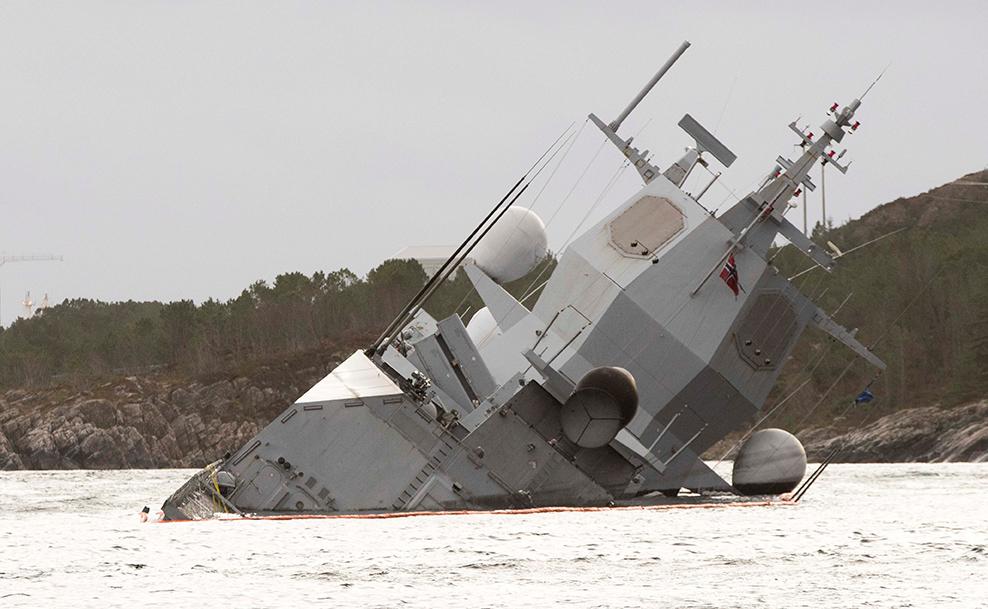 Bildet viser den havarerte fregatten Helge Ingstad.