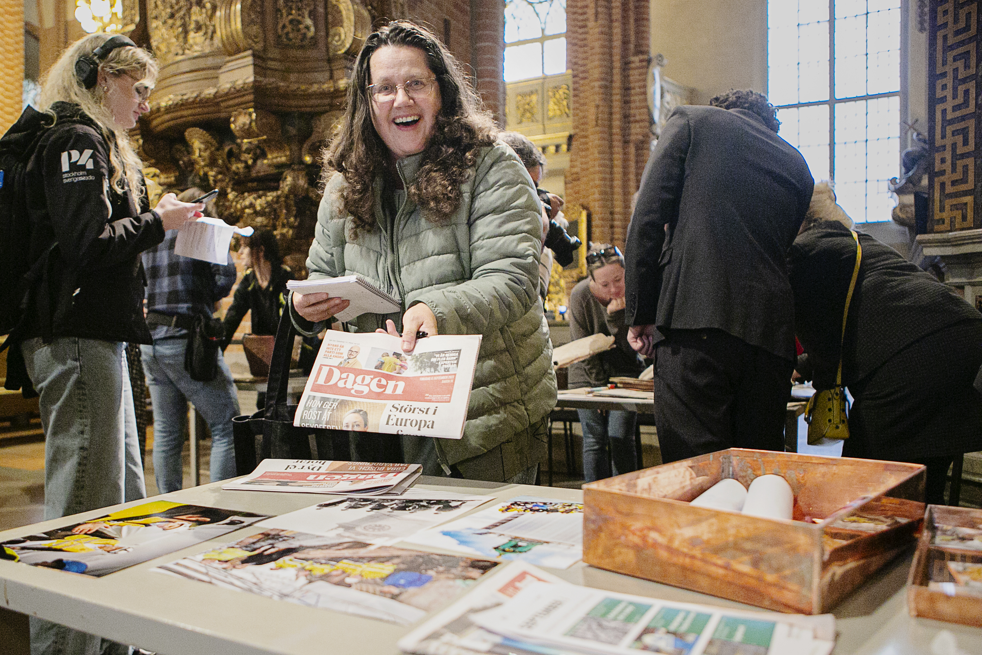 Undangömt i ett fack under tuppen på lanterninen i Storkyrkan gömde sig en hemlighet – tre tidskapslar. Inför publik och media öppnades de i Storkyrkan i Stockholm.