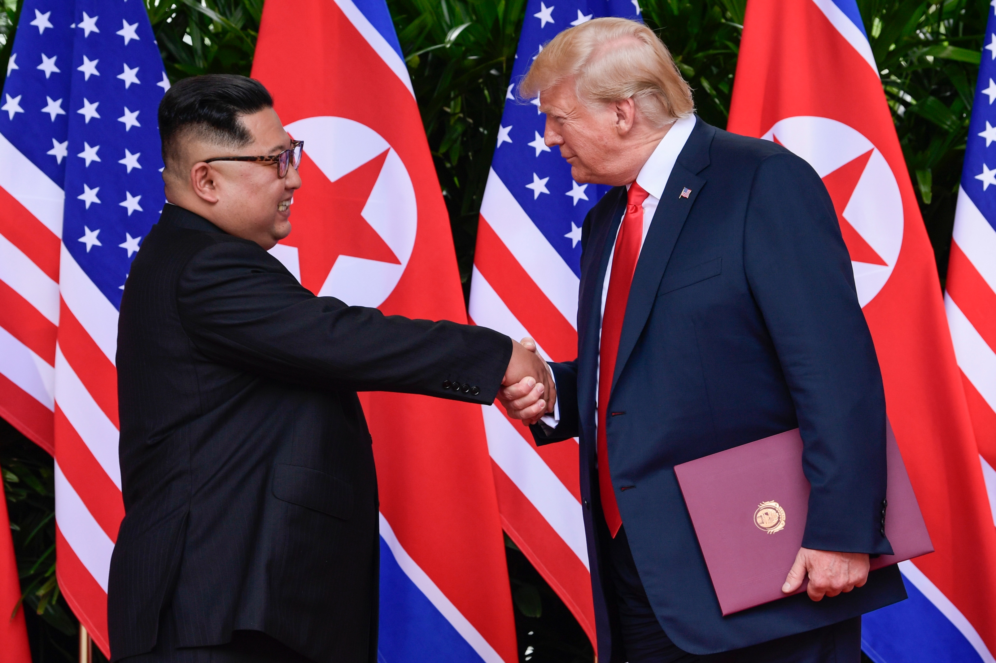 Nord-Koreas leder Kim Jong-un and USAs president Donald Trump avsluttet gårsdagens toppmøte i Singapore med et håndtrykk. Nå starter spekulasjonene om nedrustningsløfter vil bli gjennomført, og om det i så fal kan belønnes med Nobels fredspris.