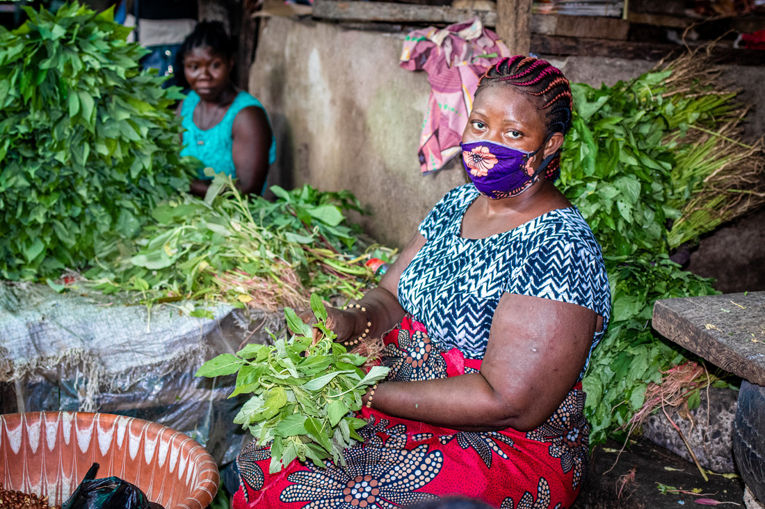 Sierra Leone: Tutu Kamara jobber som grønnsakselger. Hun opplever at salget rammes av pandemien.