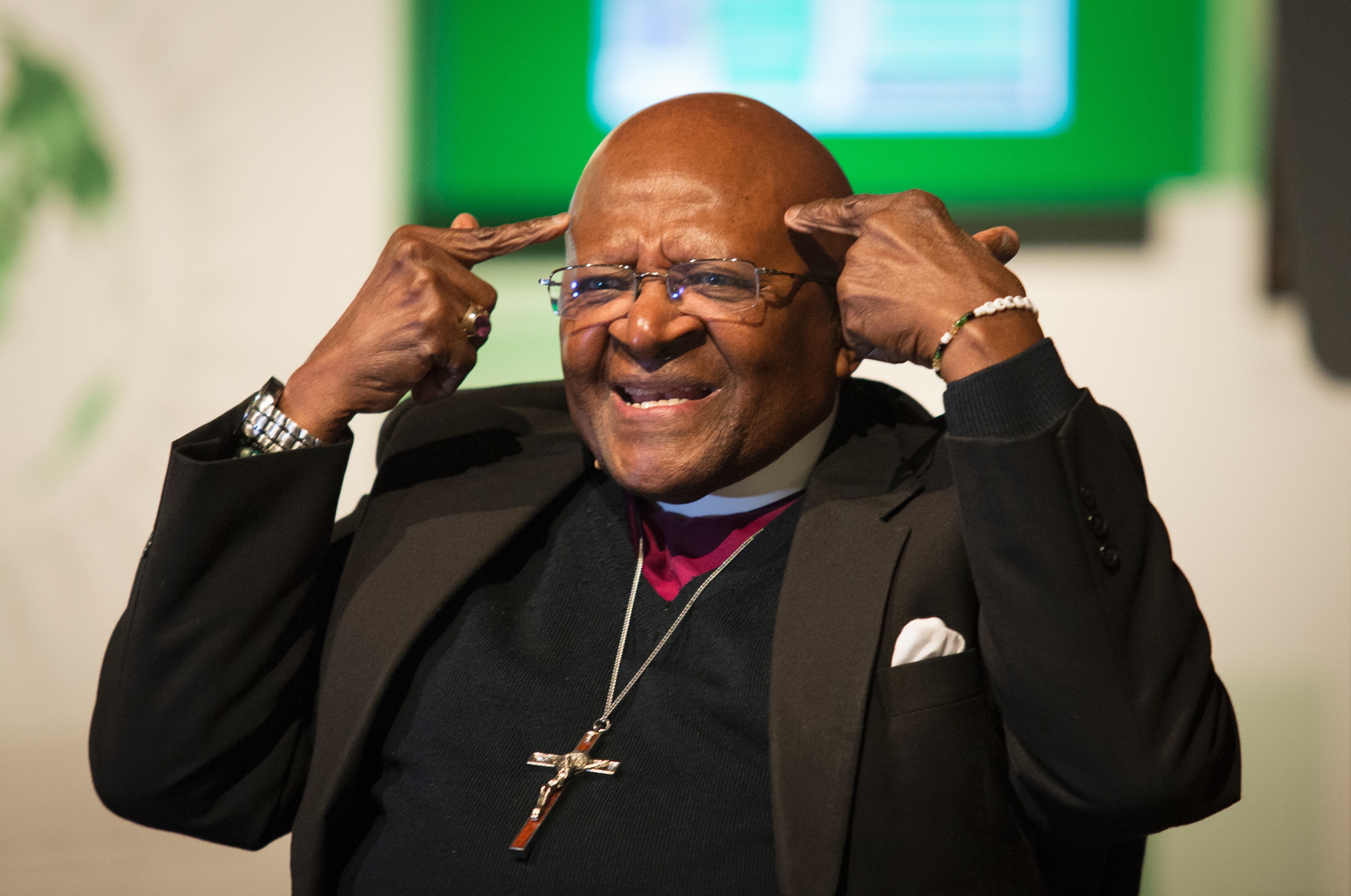 Desmond Tutu är färgstark gäst på bokmässan