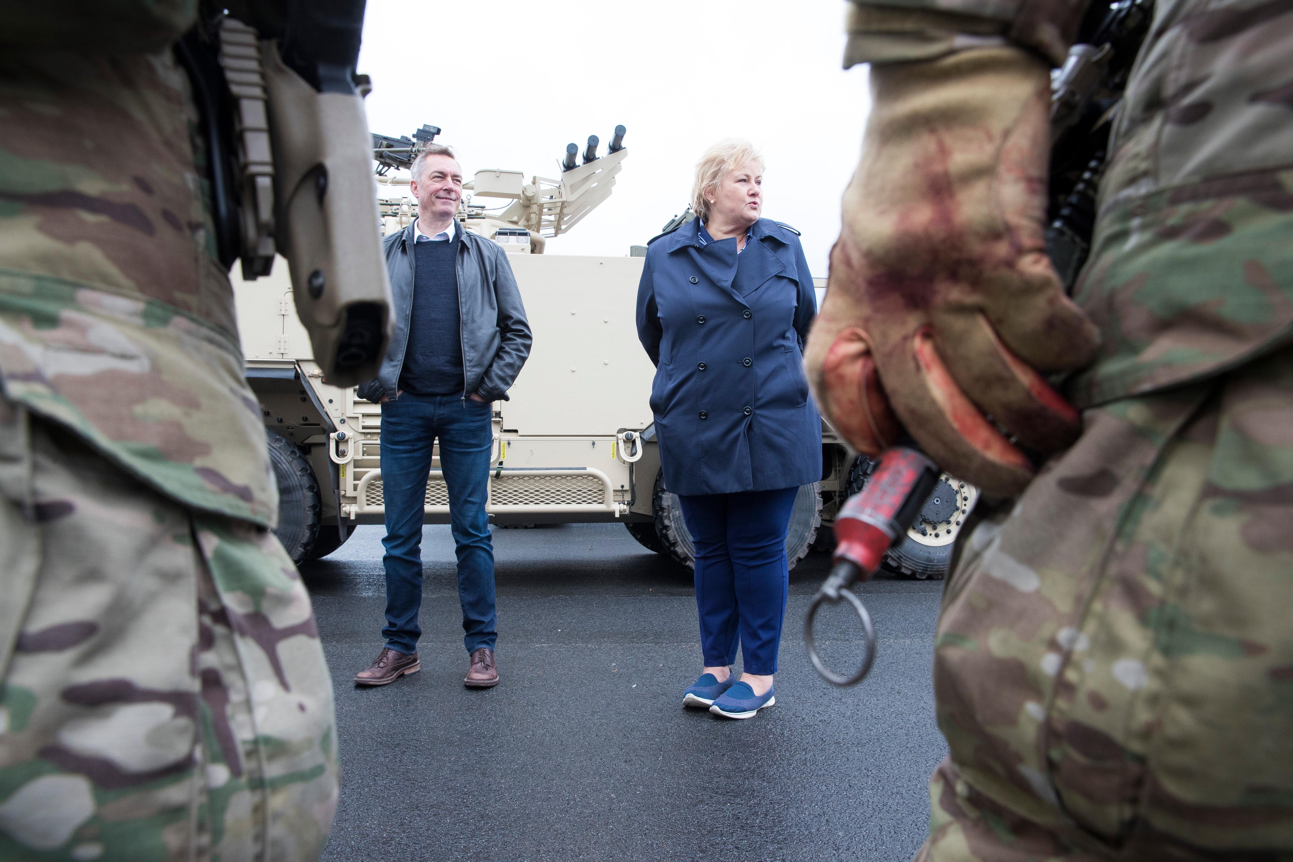 Rena  20190603.
Statsminister Erna Solberg (H) og Forsvarsminister Frank Bakke-Jensen (H) besøker Rena Leir der de blant annet diskuterer kvinner i forsvaret.
Foto: Terje Pedersen / NTB scanpix