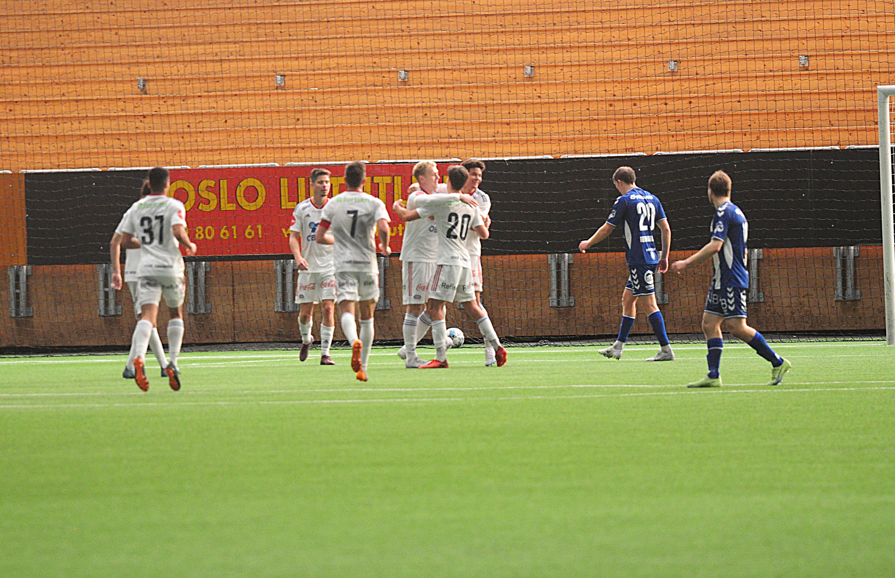 Vålerenga-spillerne jubler etter Henrik Bjørdals 1-0-scoring mot Sarpsborg.