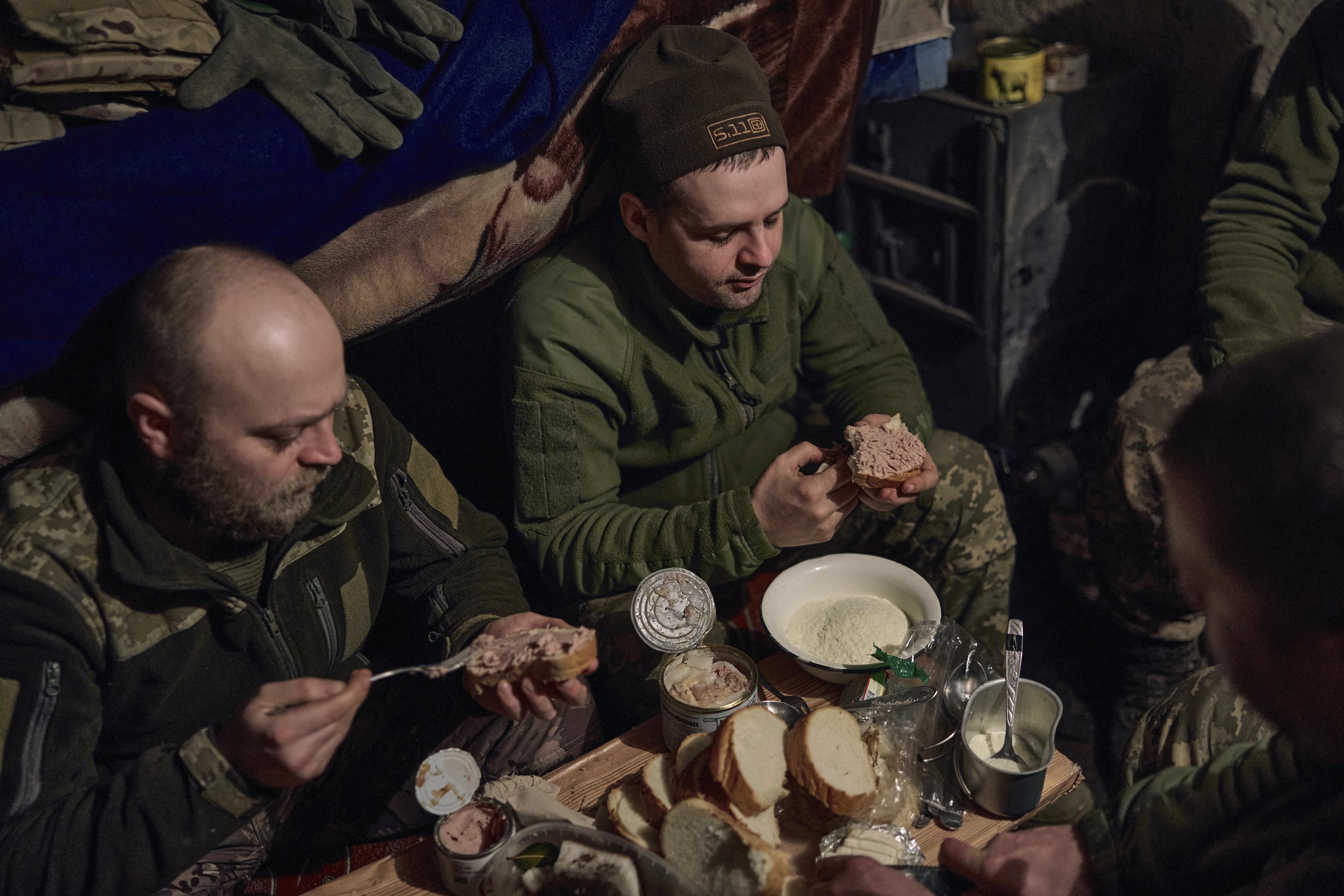 MIDDAG: Ukrainske soldater spiser middag i et tilfluktsrom ved fromtlinjen.