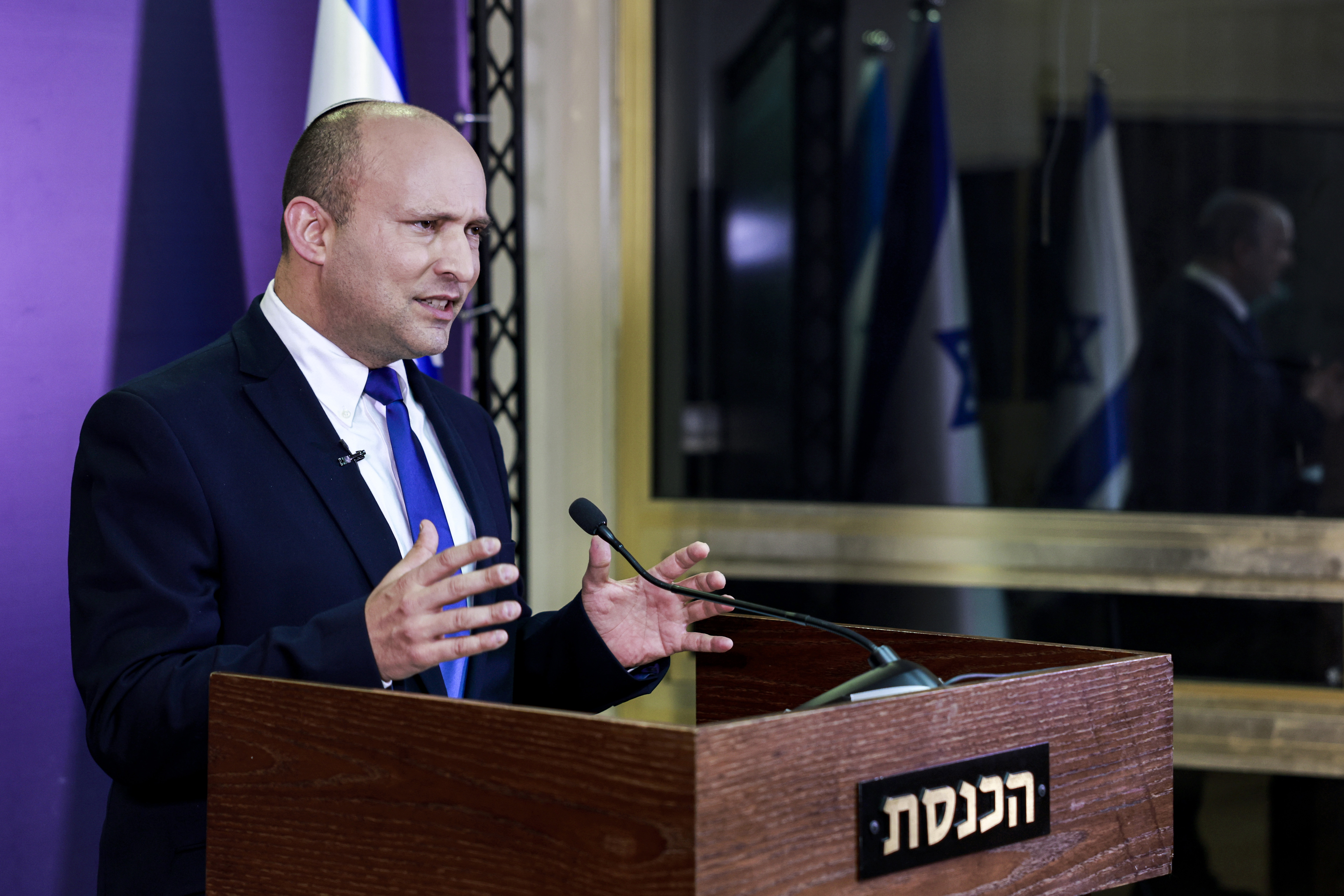 Naftali Bennett har bedt Benjamin Netanyahu roe ned sine støttespillere. Foto: Menahem Kahana / Pool via AP / NTB