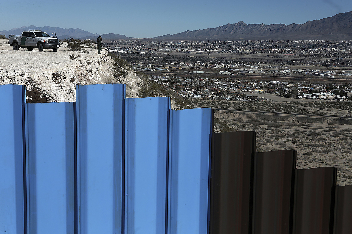 President Donald Trump har lovet velgerne sine å bygge en mur mot Mexico - og mener Mexico skal ta regningen. Foto: Christian Torres/AP/NTB scanpix