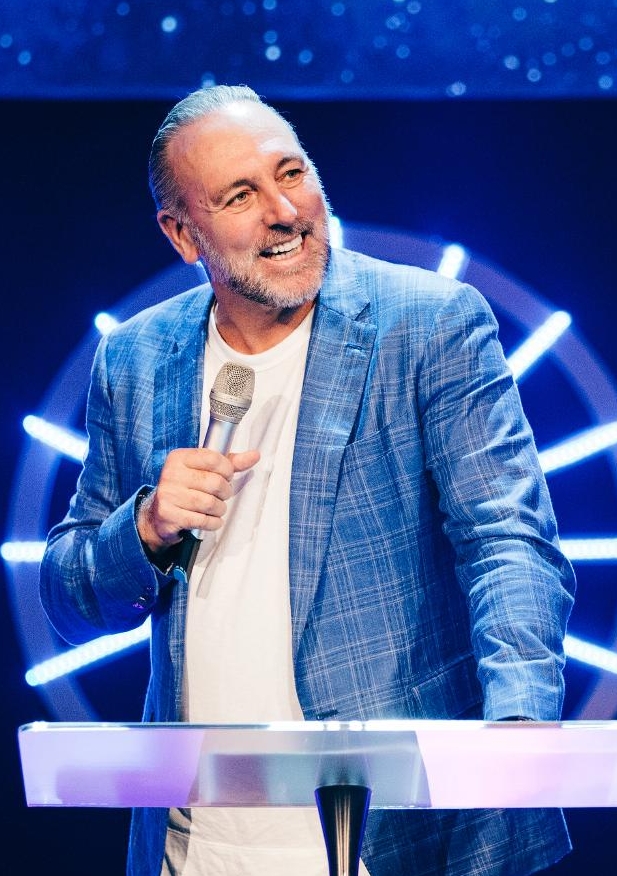 Brian Houston är Hillsongs grundare och huvudpastor. I Tanya Riches och Tom Wagners granskning av rörelsen lyfts pastorsparet Brian och Bobbie Houstons organisationsförmåga fram som rörelsens sammanhållande kitt. 