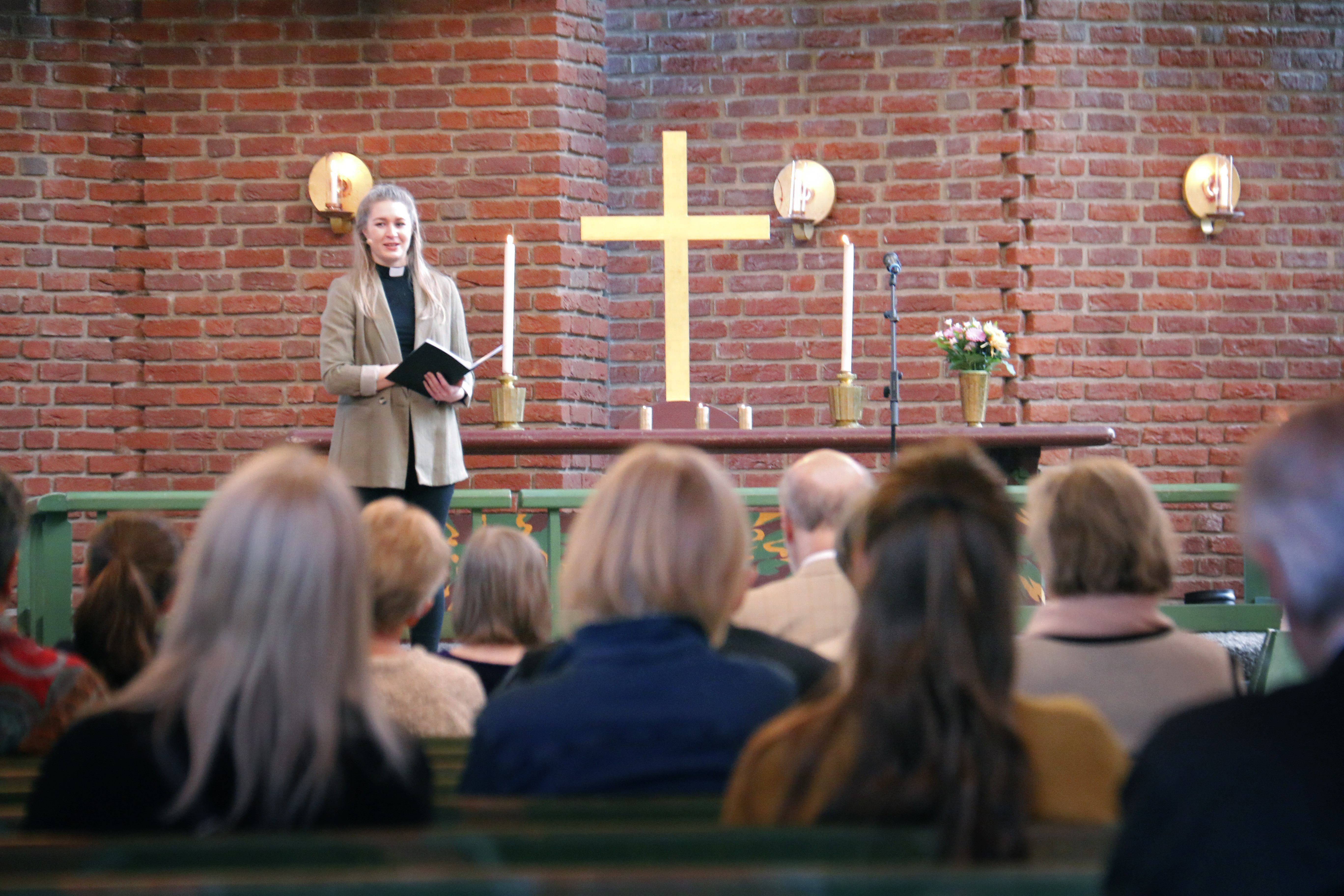 Gudstjänst i Immanuelskyrkan, Stockholm där pastor Esther Kazen talar.