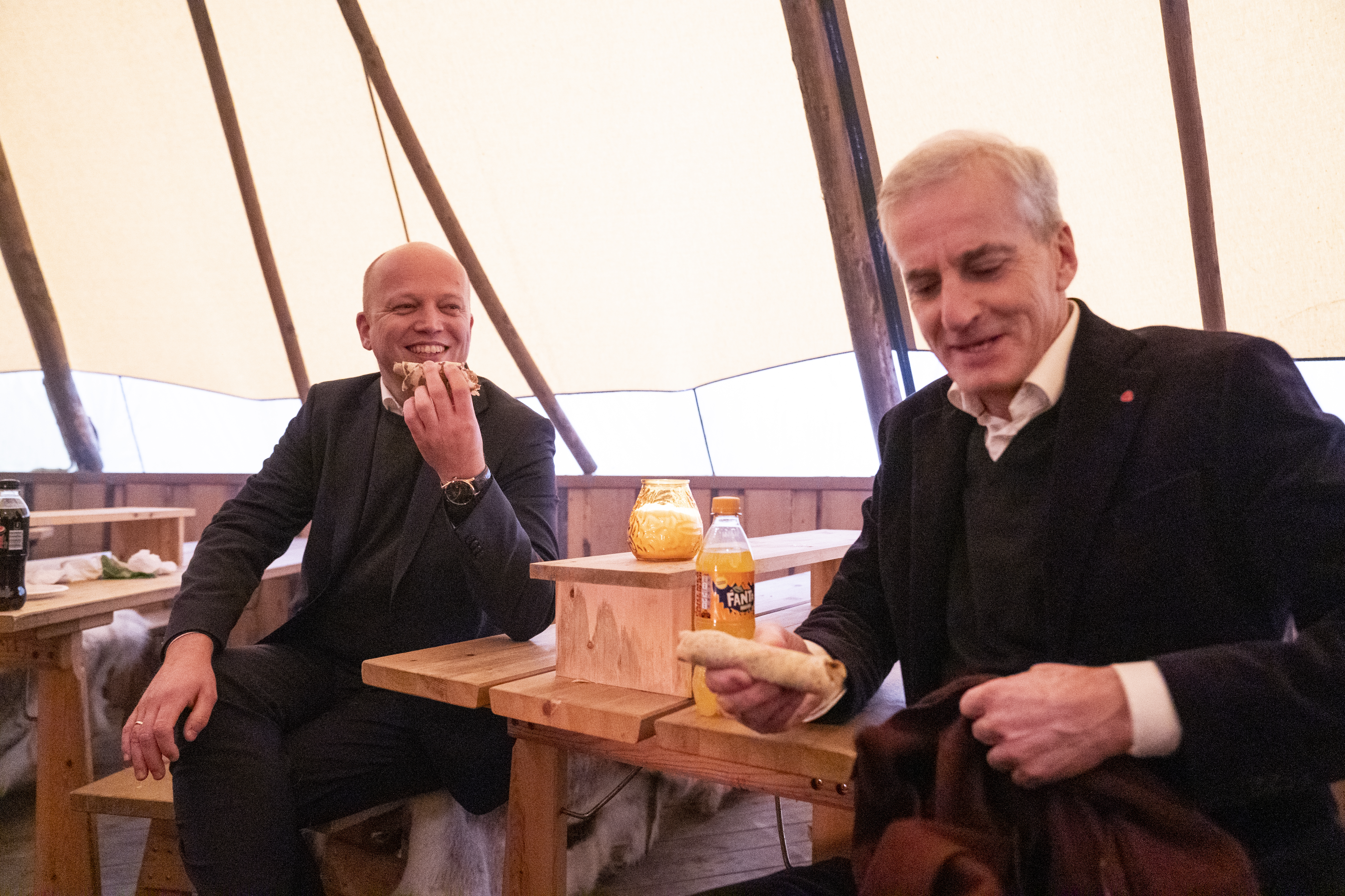 Trygve Slagsvold Vedum spiste pølser sammen med Jonas Gahr Støre etter at de presenterte den nye regjeringsplattformen.