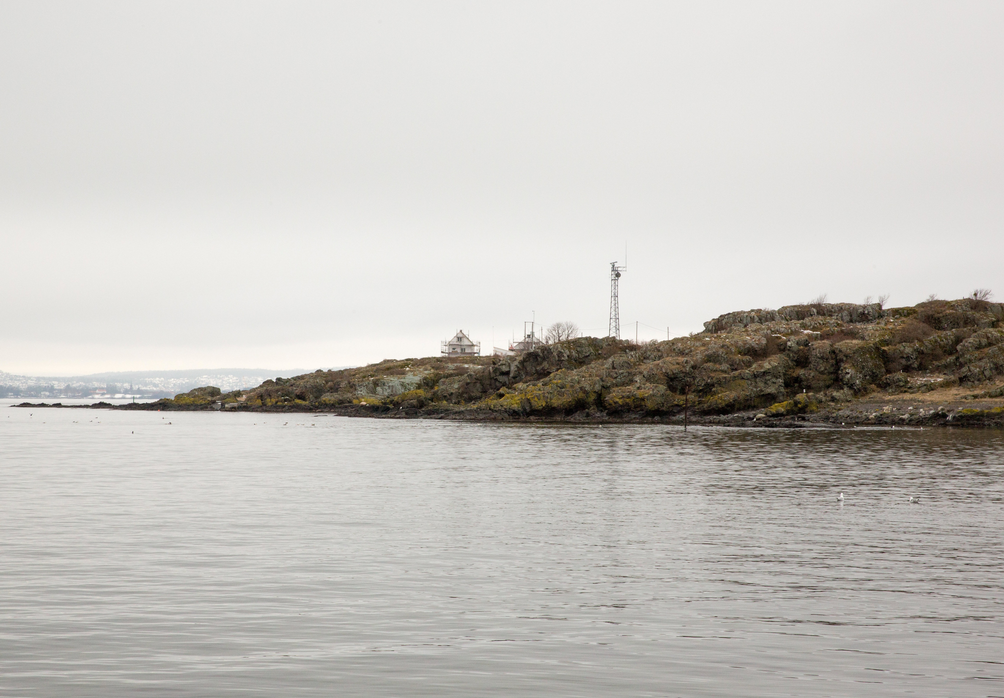 Det er satt av over fire millioner kroner for å oppgradere fasilitetene på Gullholmen. I dag jobbes det med å gjøre øya klar til overnattingsgjester i løpt av sommeren 2016. FOTO: KENNETH STENSRUD