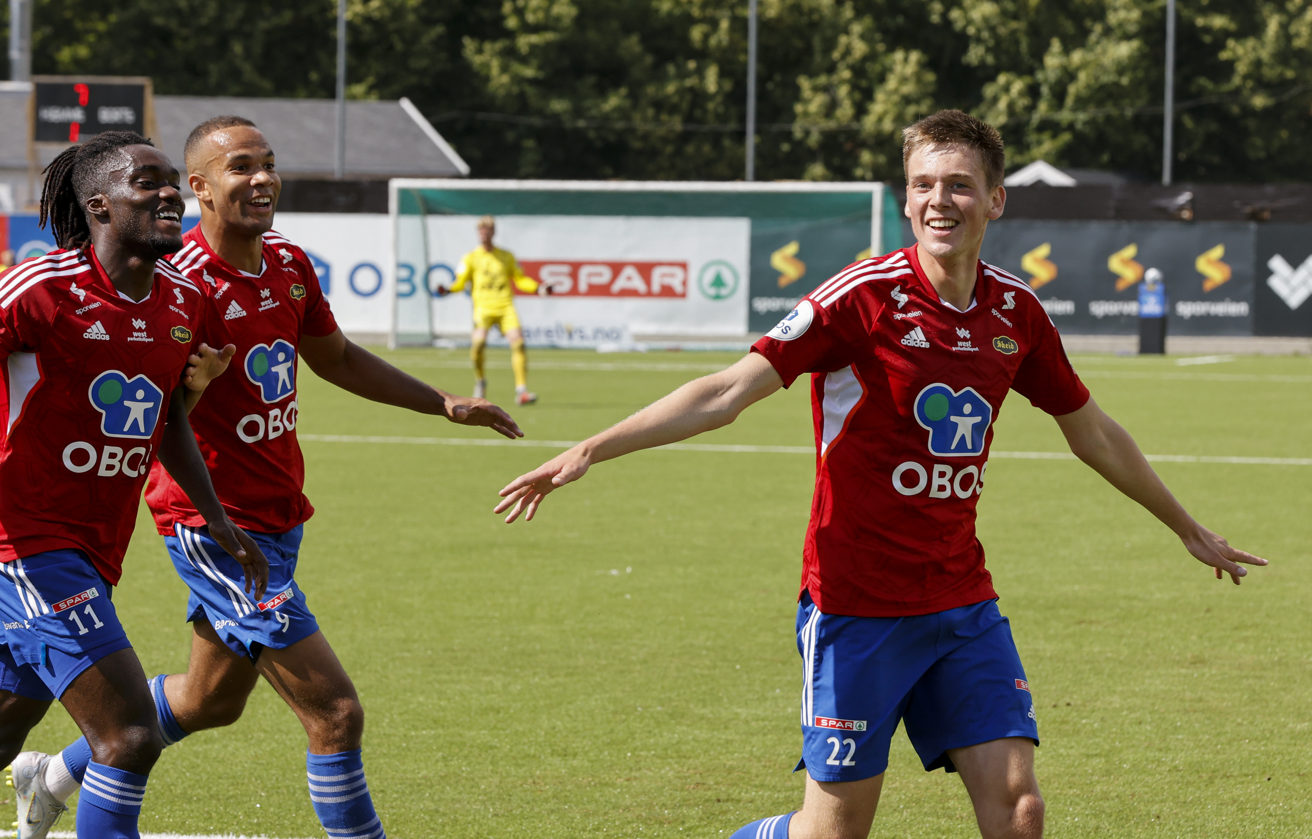 Jakob Napoleon Romsaas jubler etter 2-0 scoringen på Nordre Åsen mot Grorud.