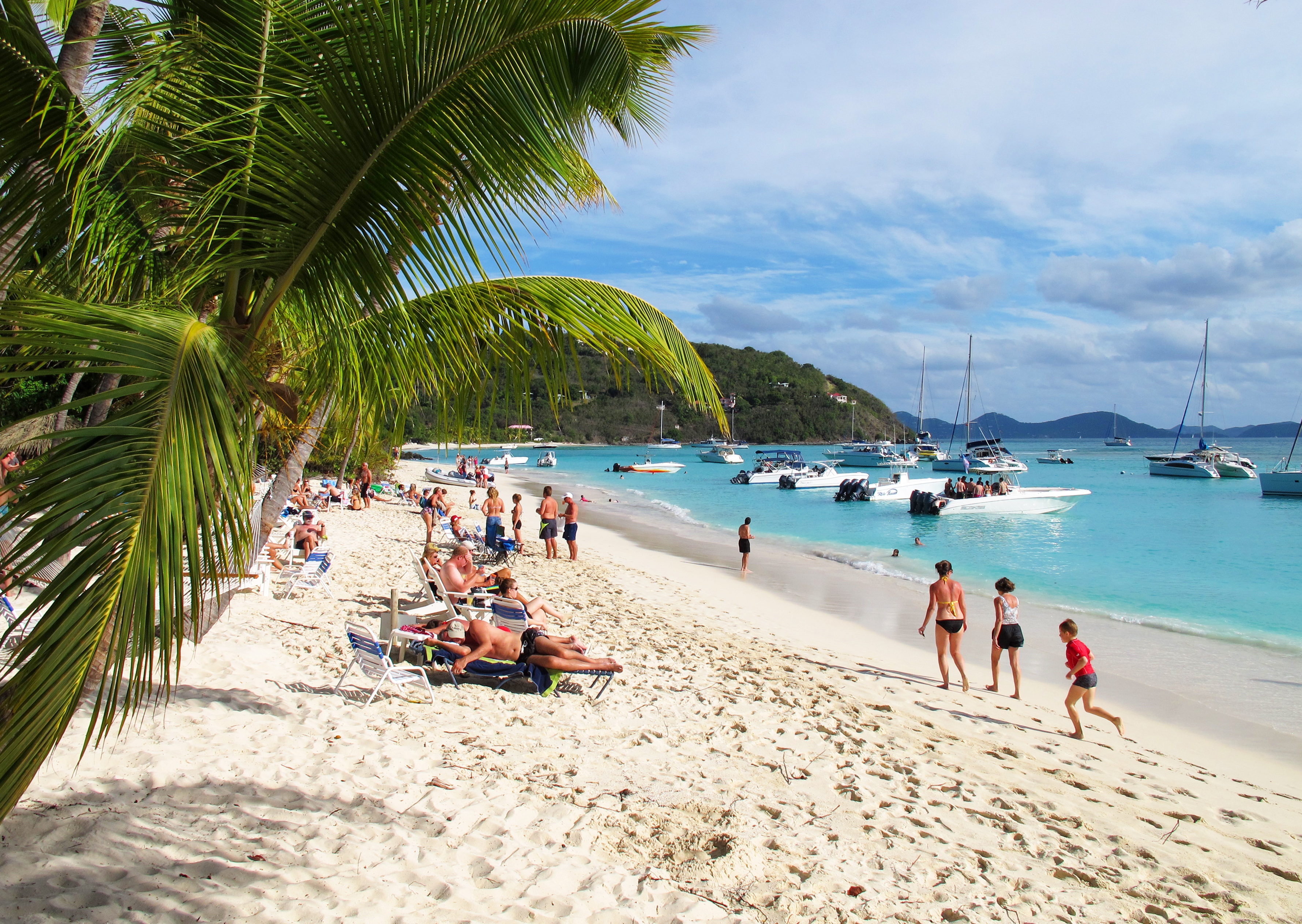 Jost Van Dyke 20121223 Turister på stranden på øyen Jost Van Dyke i British Virgin Islands, BVI, i Karibia.
Foto: Halvard Alvik / NTB