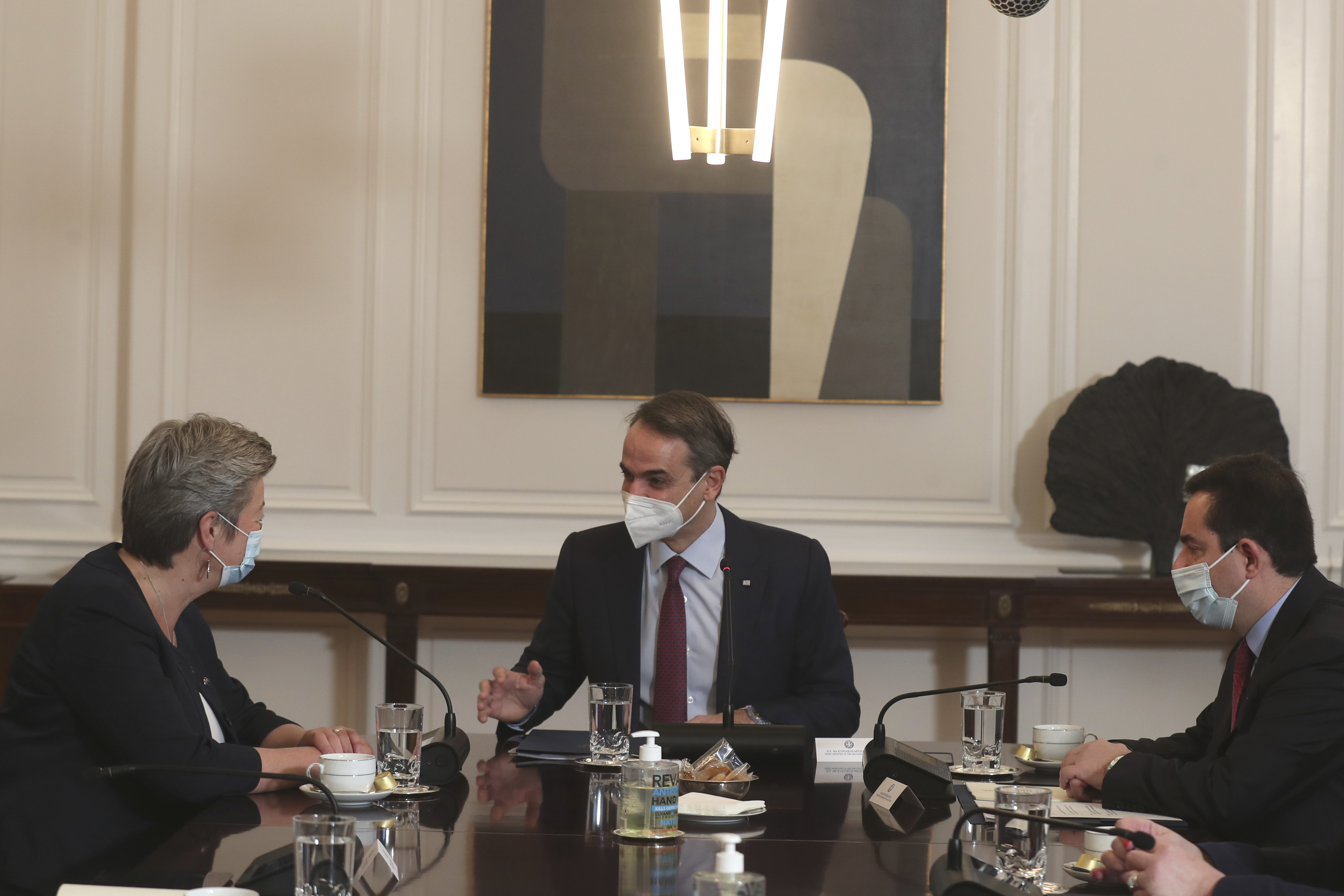 EUs utenrikskommissær Ylva Johansson, Hellas' statsminister Kyriakos Mitsotakis og Hellas' migrasjonsminister Notis Mitarachi i samtaler. Foto: Petros Giannakouris / AP / NTB