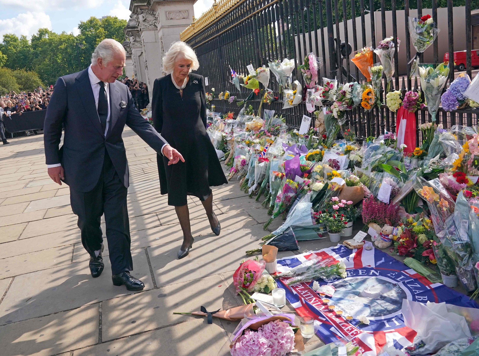 En ny æra har begynt. Kong Charles og dronning Camilla kikker på blomsterhilsenene etter dronning Elizabeths død.