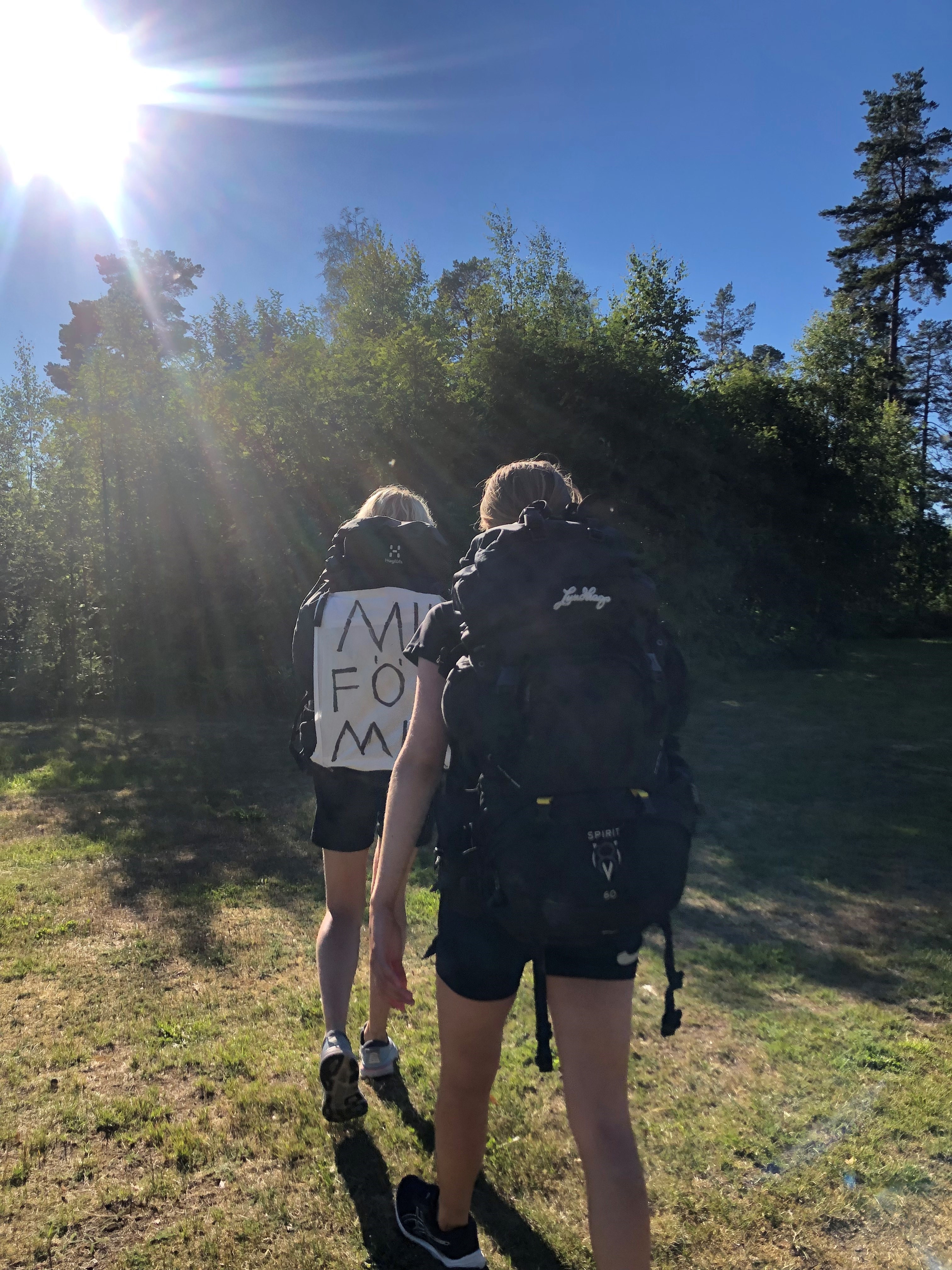 Elina Bengtson och Ebba Westergren går från Umeå till Stockholm för att samla in pengar till vattenbrunnar i Sydsudan.